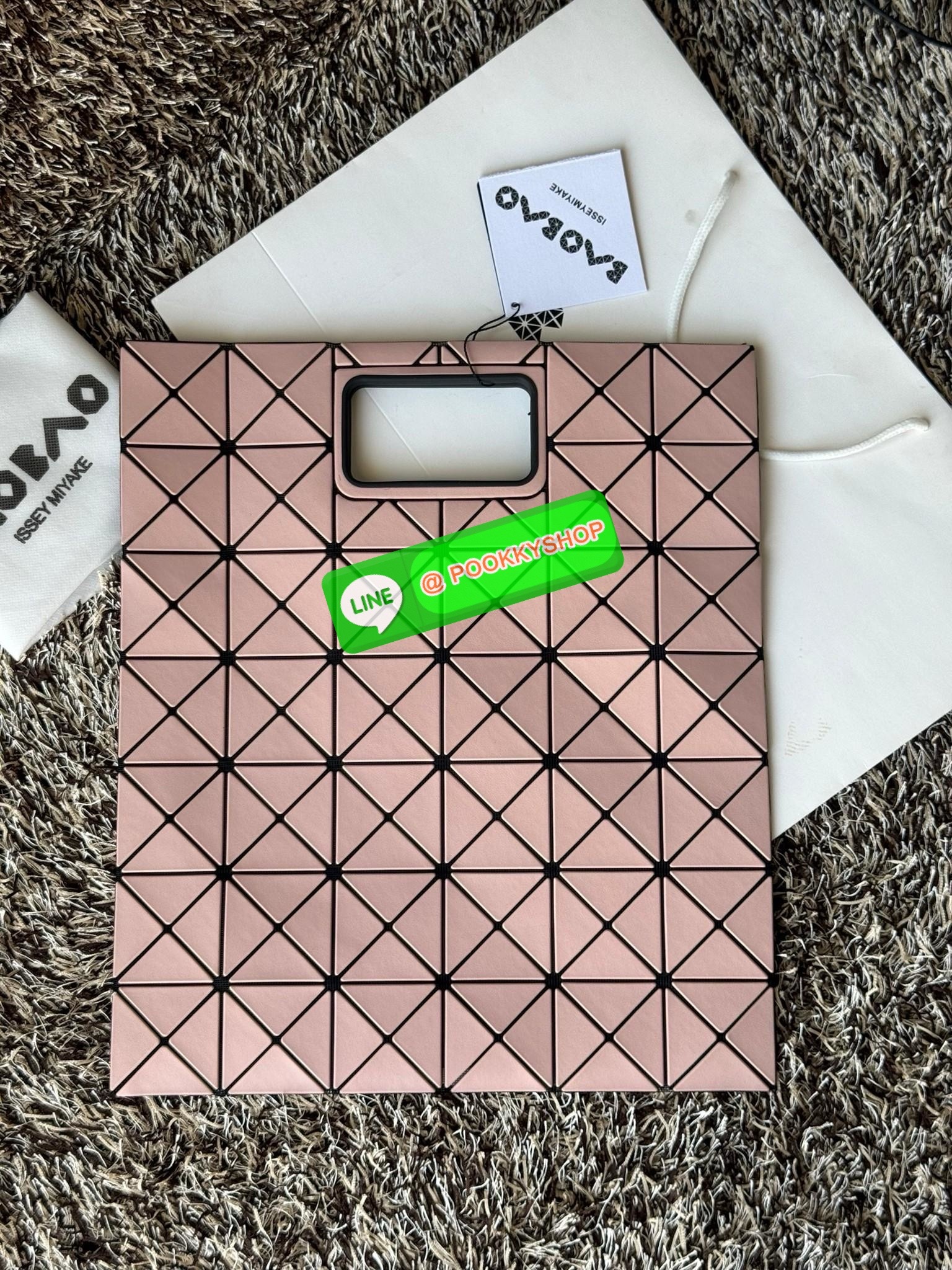 Baobao Issey Miyake large Bocca matte-finish tote bag BOCCA MATTE เป็นกระเป๋าถือรูปแบบใหม่ที่มีด้ามจับด้านในที่ช่วยให้กระเป๋าวางอยู่บนแขนหรือข้อมือได้อย่างนุ่มนวล เป็นกระเป๋าถือขนาดใหญ่นี้มีกระเป๋าด้านในพร้อมซิปที่ช่วยให้จัดเก็บได้อย่างปลอดภัย สามารถใส่แล