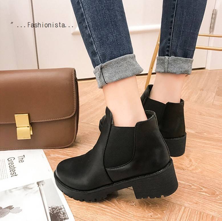 แบบขายดีติดดาว Best Seller!!! Restock งานฮ็อตฮิต รองเท้าบู้ททรงสั้นหุ้มข้อสไตล์ casual วัสดุหนัง pu เนื้อหนานุ่มคุณภาพดี พื้นยางหยักกันลื่นดีเยี่ยม ส้นหนา 2" ทรงแน่นกระชับ เพิ่มฟังค์ชั่นการใช้งานถอดใส่ง่ายและช่วยเพิ่มความยืดหยุ่นสะดวกมากยิ่งขึ้นด้วยข
