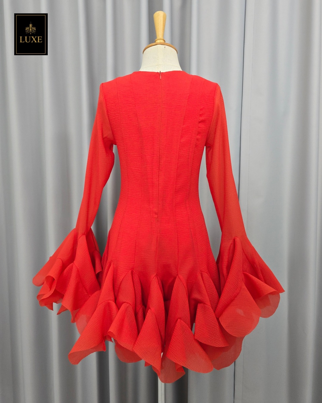 เดรสแฟชั่น เดรสกระโปรงสั้น เสื้อคอกลมแขนยาว ตีเกล็ดเข้ารูป