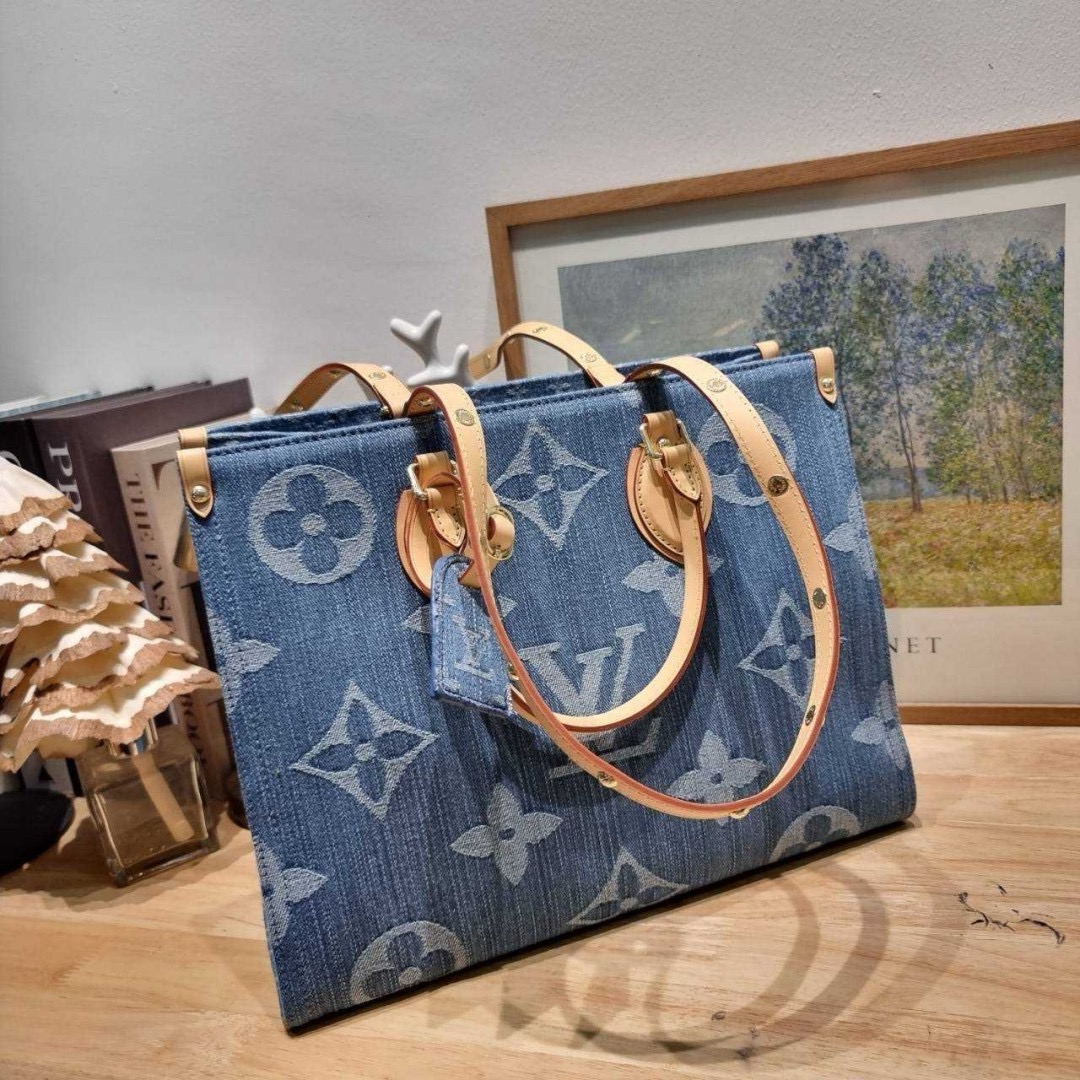 LV on the go mm monogram denim tote bag 🔆 Details ดีไซน์ใหม่รับซัทเมอร์! ห้ามพลาด! กับกระเป๋าทรงโท้ทสไตล์เดนิม ที่ใครเห็นต้องเป็นคลั่งรัก ผู้ดี หรูหราได้ทุกลุค ทุกสไตล์ มาพร้อมหูจับในตัวที่มีดีเทลหมุดตลอดเส้น หรือจะเกี่ยวสายครอสสะพายก็อัพลุคได้เลย