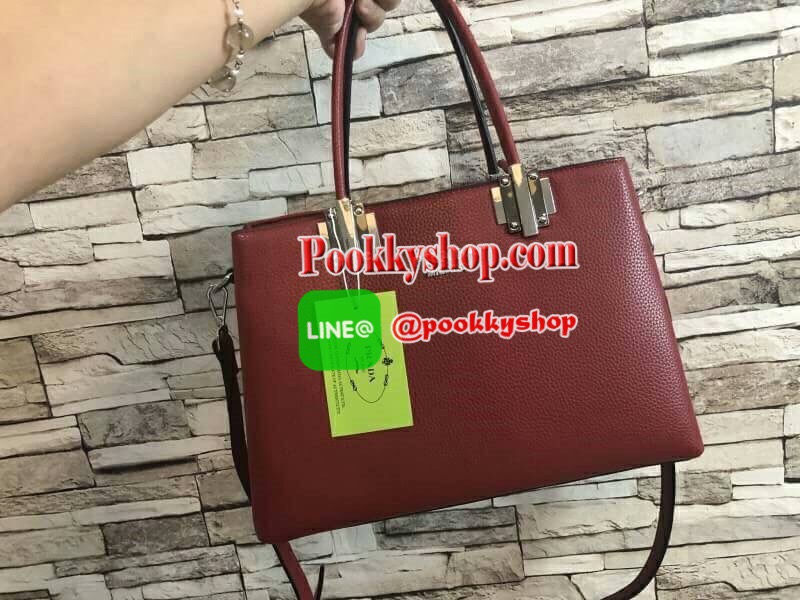 งานพรีเมี่ยมกิ้ฟ จากเคาเตอร์ต่างประเทศค่ะ รุ่น Limited edition ค่า ได้ กระเป๋าอเนกประสงค์ ทรงสวยจากแบรนด์ PRADA มาค่า เป็น กระเป๋าหนังลายลิ้นจี่ ใบนี้มีสายยาวให้ค่ะ เลิศมาก สะพายเป็น shoulder bag หรือ ถือได้ค่ะ ขนาดใบใหญ่ค่ะ ใช้แล้วสวยมากๆ อะไหล่silver ซิ