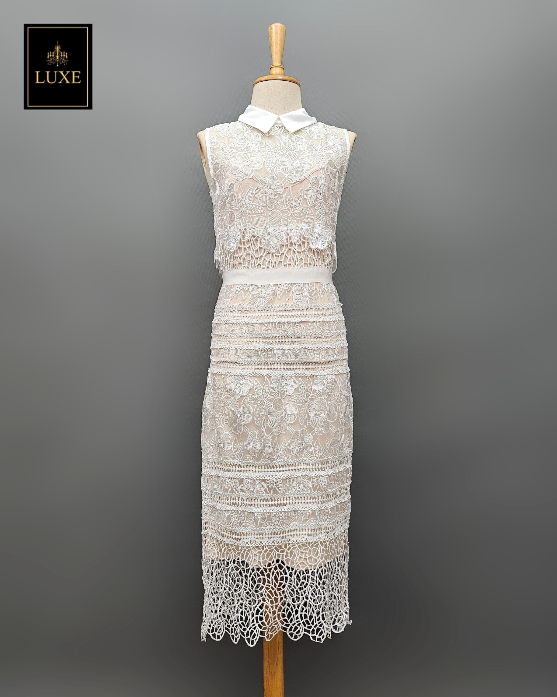 เดรสเสื้อแขนกุดแต่งคอปก กระโปรงทรงสอบ ทำจากผ้าลูกไม้โครเชต์