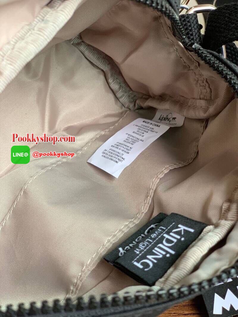 Kipling BRight Disney's Minnie Mouse And Mickey Mouse รุ่น crossbody น้ำหนักเบา วัสดุ100% Polyamide มีเหล่าบรรดามิคกี้และมินนี่ที่มาวาดลวดลายลงบนกระเป๋าให้ดูมีสีสัน ที่มีเอกลักษณ์เฉพาะตัว และยังเป็นรุ่นลิมิเต็ดเอดิชั่นฉลองครบ90ปีของวอลท์ดิสนีย์อีกด้ว