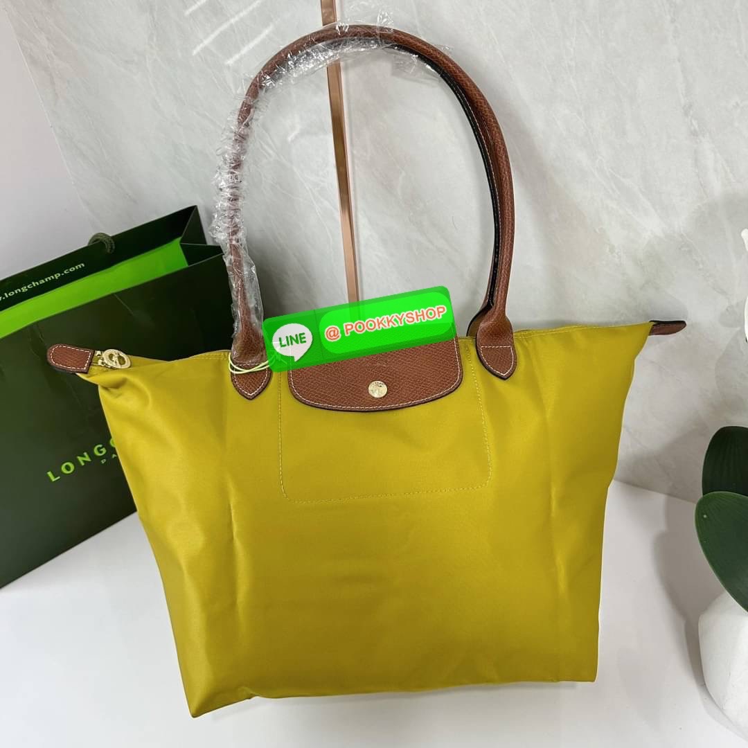 LONHGCHAMP LE PLIAGE ORIGINAL L TOTE BAG 🔖กระเป๋าสะพายไหล่ Le pliage ใบใหญ่ เรียบง่ายจุของได้เยอะ สามารถเก็บเอกสารหรือแล็ปท็อปได้คะ 🔖วัสดุ:ไนลอนเคลือบ 🔖เปิด-ปิดด้วยซิป ภายในกว้าง มีช่องลับแยกคะ 🔖สามารถพับเก็บได้พกพาสะดวกคะ