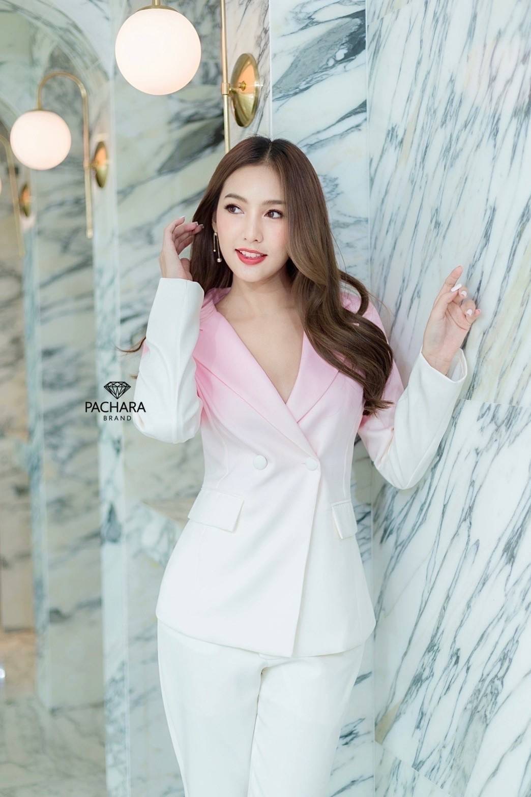 เซ็ต 2 ชิ้น เสื้อสูทแขนยาวไล่สีทูโทนสีชมพูครีม แต่งกระเป๋าสองข้าง เนื้อผ้าหนาอัดกาวอย่างดี แมทช์คู่กับกางเกงขายาวเอวสูงสีครีม งานซิปด้านหลัง มีกระเป๋าสองข้าง รุ่นนี้ใช้ผ้าอย่างดีใส่เป็นทรงสวย แมทช์ง่ายใส่ได้หลายโอกาสเลยนะคะ