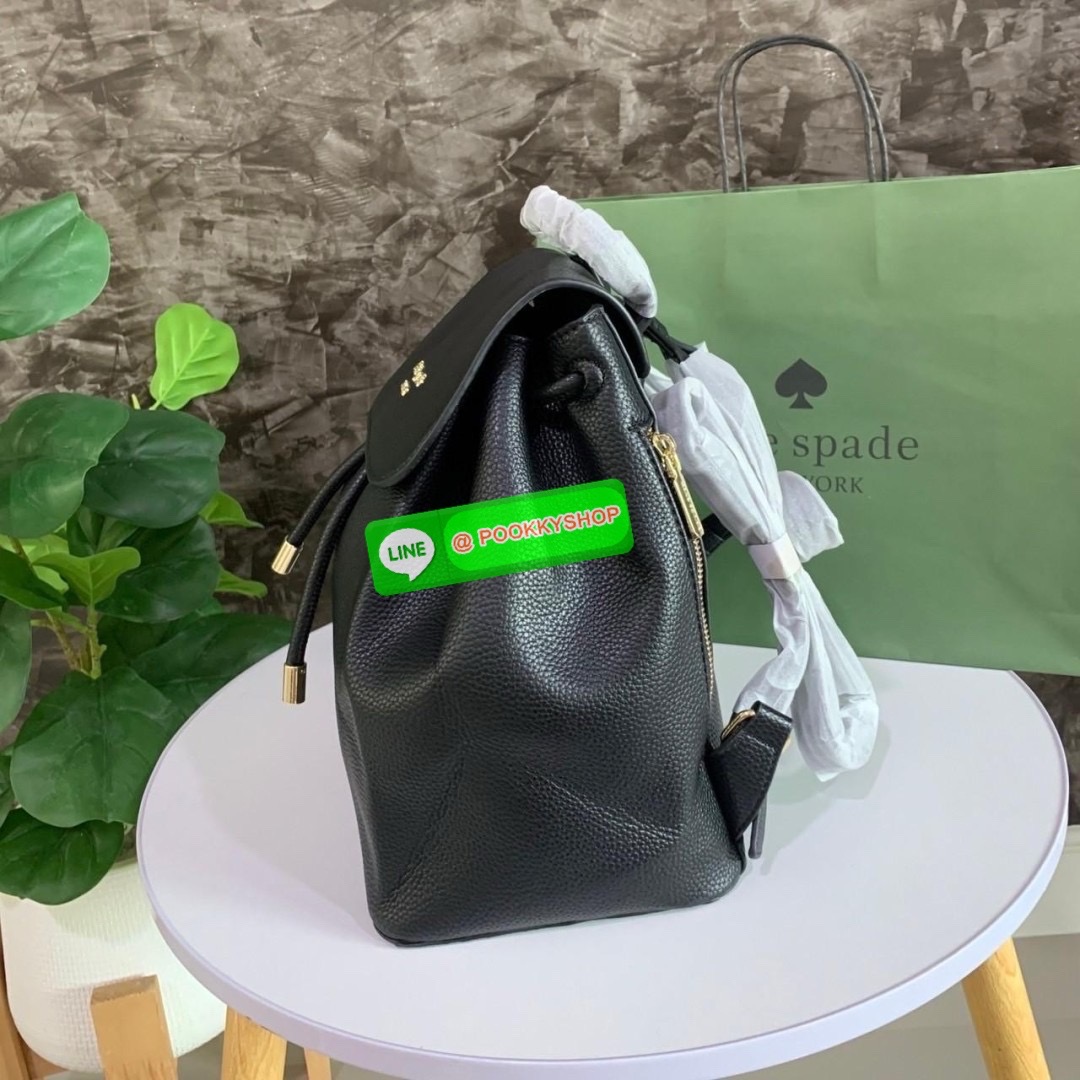 KATE SPADE NEW YORK Sinch Pebbled Leather Medium Flap Backpack กระเป๋าสะพายเป้หนังนิ่มลายหนังสวย ด้านหน้าตกแต่งด้วยชื่อแบรนด์ มีช่องซิปเล็กด้านข้างกระเป๋า 1 ช่อง ช่องใหญ่เปิด-ปิดด้วยตัวรูด ด้านในโล่งกว้างจุของได้เยอะมาก และมีช่องซิปใส่ของจุกจิกค่ะ