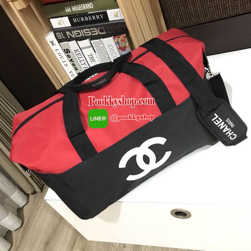 Restock! CHANEL VIP GIFT Large Travel Bag กระเป๋าเดินทาง Gift With Purchase รุ่น Limited พรีเมี่ยมกิ๊ฟของเเท้จาก Chanel Perfumes Counter วัสดุ NYLON เนื้อหนาสีทูโทนดำแดงสกรีนโลโก้ด้านหน้า เปิดปิดด้วยซิป หัวซิปแบรนด์ ใบใหญ่จุใจ พิเศษ! มีช่องใส่รองเท้าด้านข