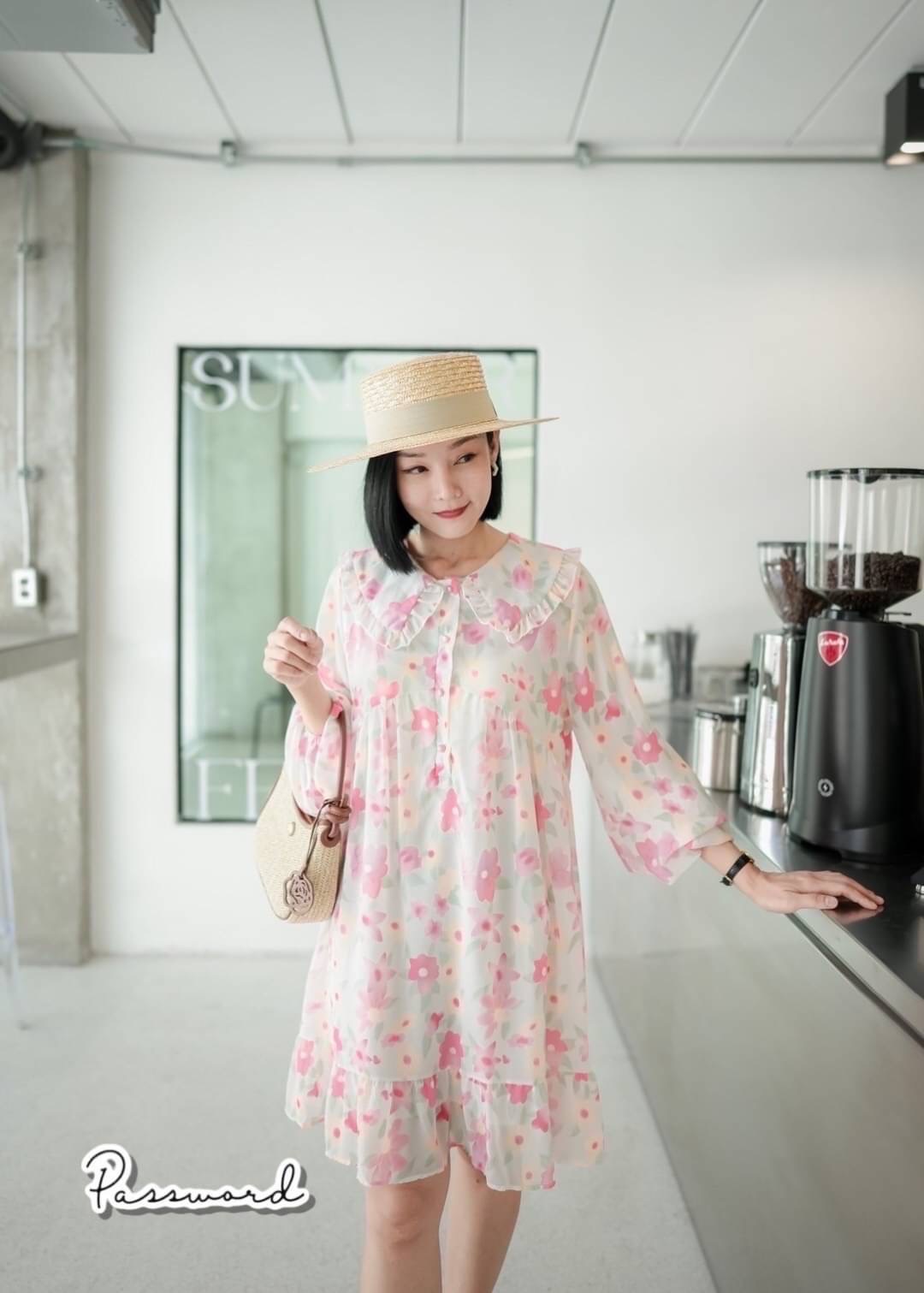 เดรสลายดอกไม้ ผาชีฟองนุ่มๆ คอปกระบาย ลายพาสเทลน่ารักมากค่า มีซับในนะคะ ใส่หน้าร้อนเย็นสบายชิล ๆ ค่ะ