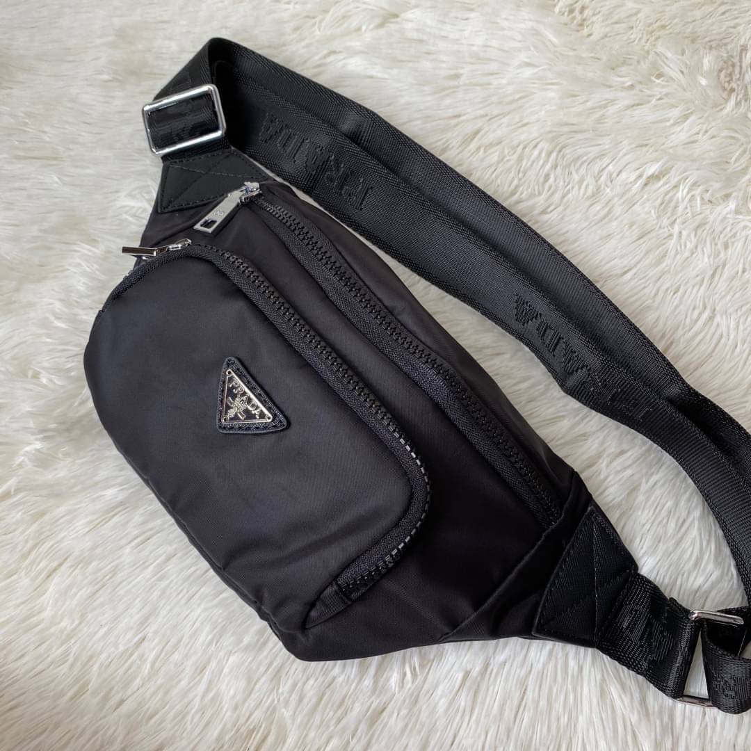 พร้อมส่งค้าา กระเป๋าคาดอก จากแบรนด์ Prada วัสดุทำจากผ้าNylon อย่างหน้า อยู่ทรงสวยเลยคะ ขนาดกะทัดรัด ใส่มือถือ บัตรเครดิต ได้เหลือๆ ด้านหน้ามีช่องซิปแยกให้คะ ด้านในบุผ้าลายแบรนด์อย่างดี มีป้ายโลหะแบรนด์ พร้อมช่องใส่ของแยกอีกด้วยคะ อะไหล่เงินทั้งใบ รุ่นนี้แ