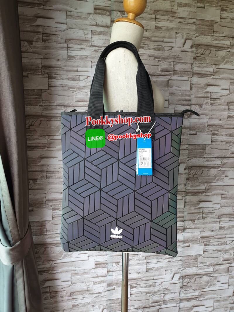 พร้อมส่ง Adidas Original Shopper 3D Tote Bag Trefoil Handbag Classic Sports คอลเลคชั่นสไตล์ Issey Miyake กระเป๋าสะพายข้าง ทรงสวยคลาสสิค แนว Sport สุดฮิต จากแบรนด์ADIDAS วัสดุด้านหน้าเนื้อ matte หนังนิ่ม มีน้ำหนักเบา ด้านหน้ามีแบรนด์ เปิดปิดด้วยซิป ภายในกว