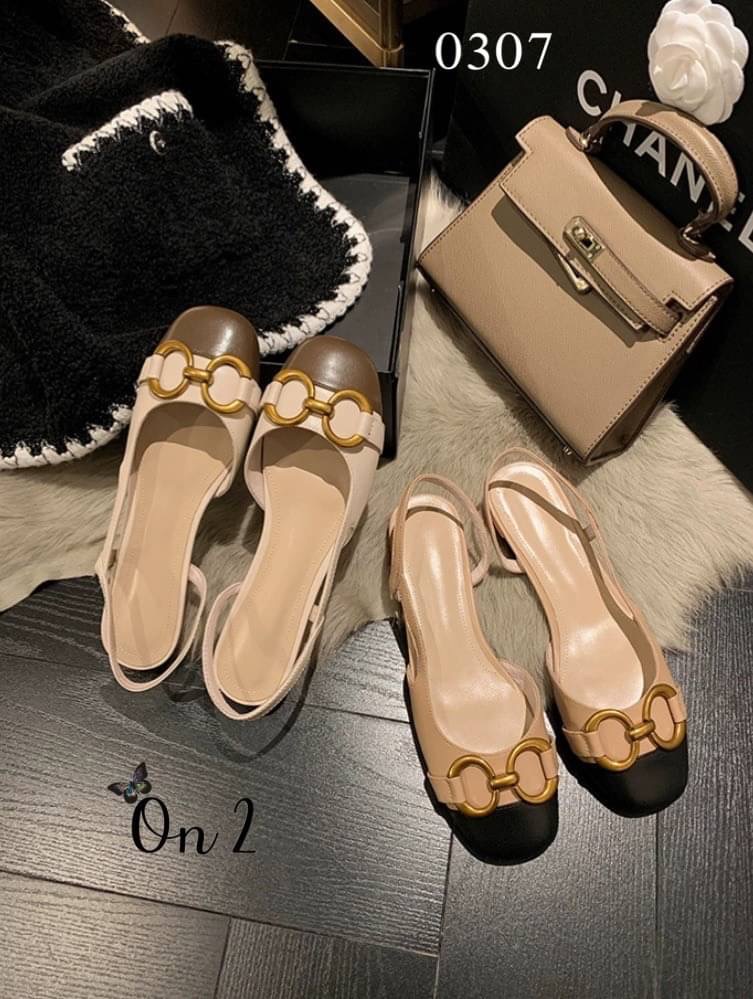 พร้อมส่งรองเท้าหัวคัชชูเปิดหลังรัดข้อเท้า หน้าแต่งอะไหล่ทองเหลือง สไตล์แบรนด์ส้นเป็นอะไหล่ทองสวยหรู สายรับปรับได้ คู่นี้ใส่แมทกับชุดได้ง่ายทั้งกางเกงและกระโปรงได้หมดทรงสวย