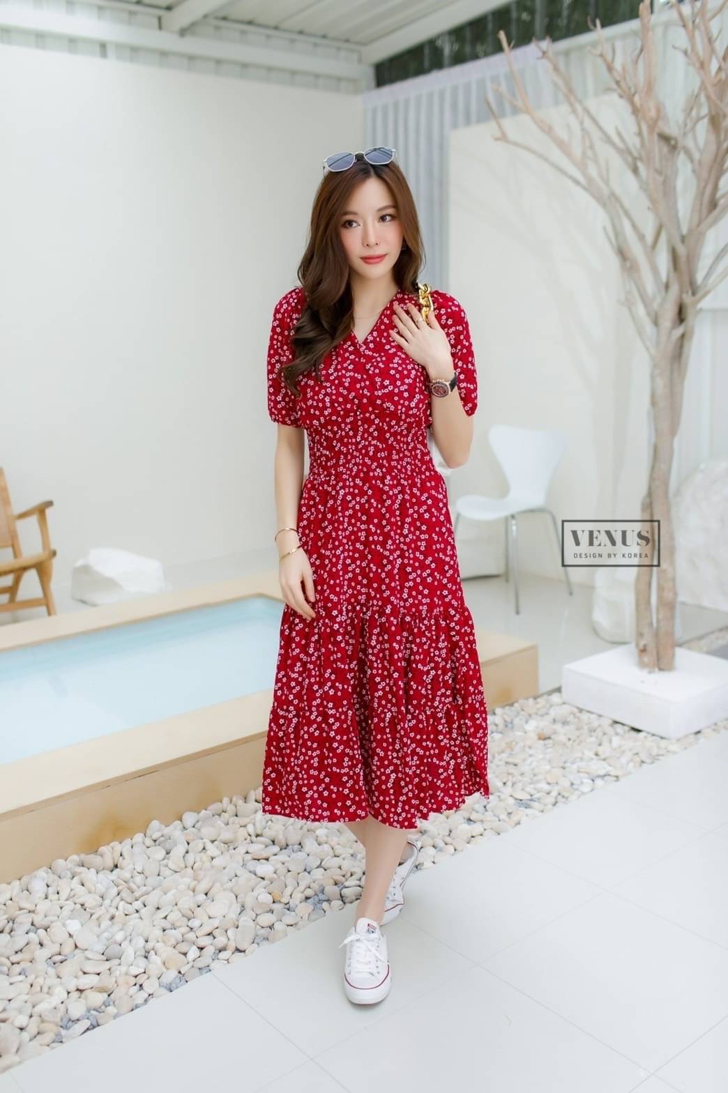 'm Lady By Venus Flora Maxidress แม๊กซี่เดรสพิมพ์ลายดอกไม้ คอวีทรงป้ายอก ช่วงอกแต่งจั๊มยืดตามตัวนะคะ แม๊ทกับรองเท้าผ้าใบก็น่ารักคะ