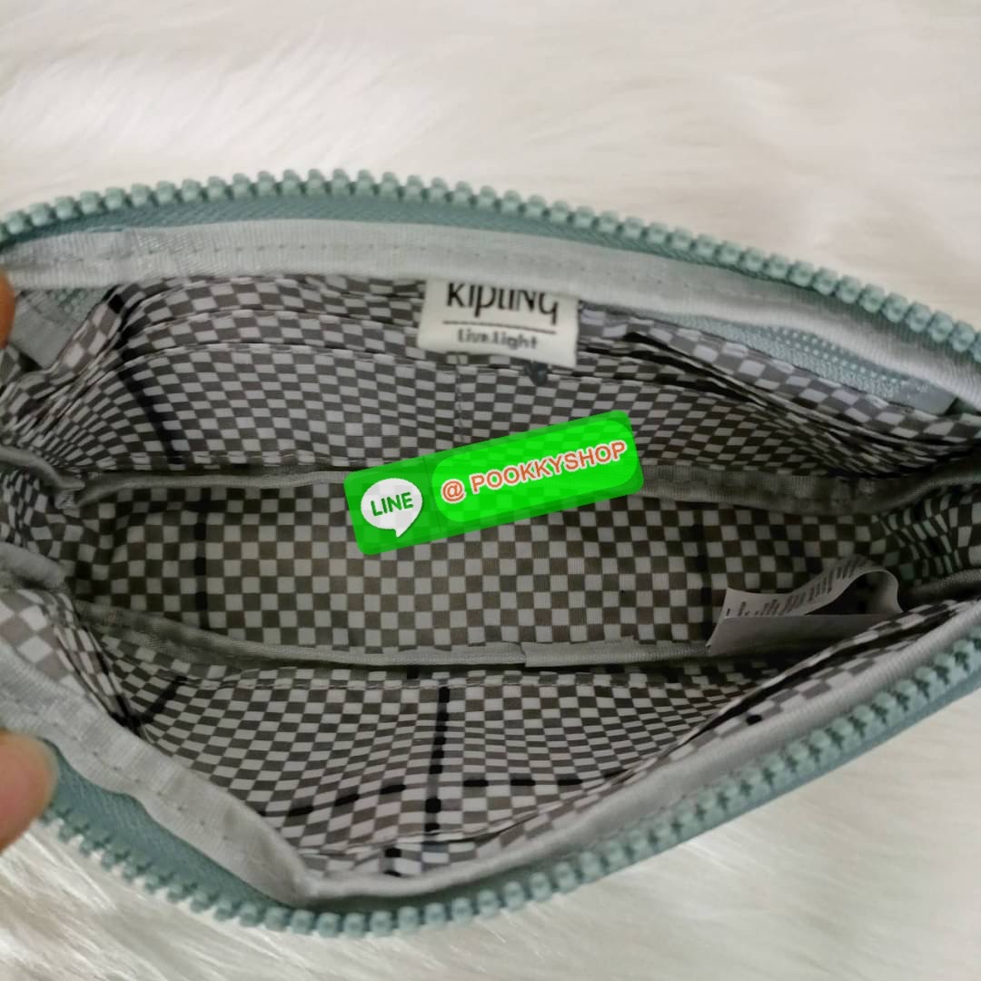 KIPLING 3 Monkey program Seoul up clutch & sling bag กระเป๋าคล้องมือ หรือ สะพายข้าง ขนาดเล็ก วัสดุ Nylon & Polyester 100% ใช้งานได้ 2 รูปแบบ มีสายสลับเปลี่ยนได้ทั้งแบบคล้องมือหรือสะพายข้าง เปิด-ปิดด้วยซิป ช่องหลักโล่ง มีช่องใส่บัตรด้านข้าง 6 ช่อง และช่องด