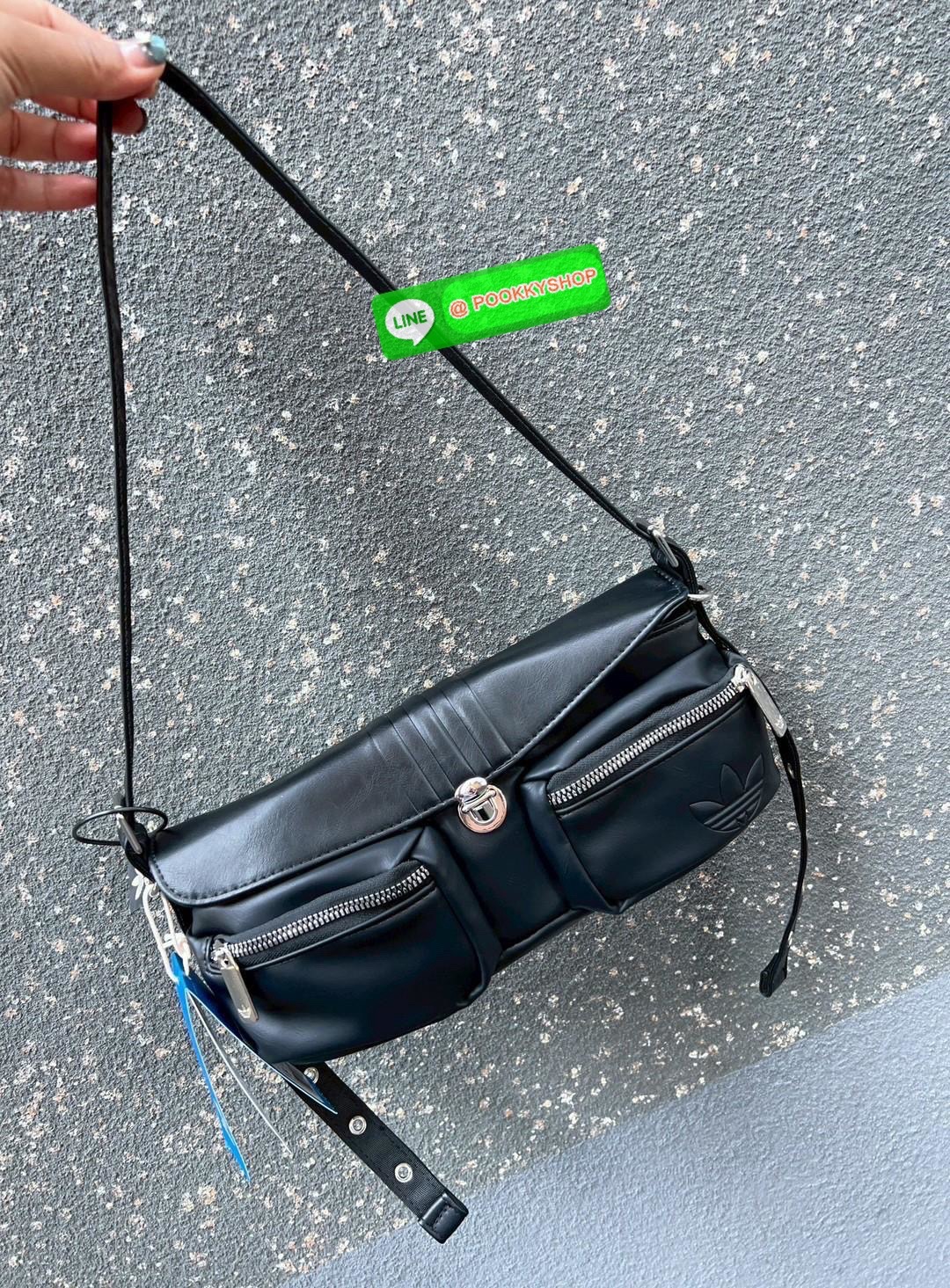 ADIDAS ORIGINALS HOBO LEATHER SHOULDER BAG 🔖พร้อมส่ง! กับกระเป๋าแนวสตรีทที่ออกแบบให้ใช้งานได้ทุกโอกาศ ดีไซด์เก๋ ถูกใจสาวๆกันเลบทีเดียวค่า 🔖หนังแท้หนานิ่ม เนื้อแมทอย่างดีสวยมากๆ อะไหล่เงิน ด้านหน้าเป็นช่องซิปสำหรับใส่ของจุกจิก เปิด-ปิดกระเป
