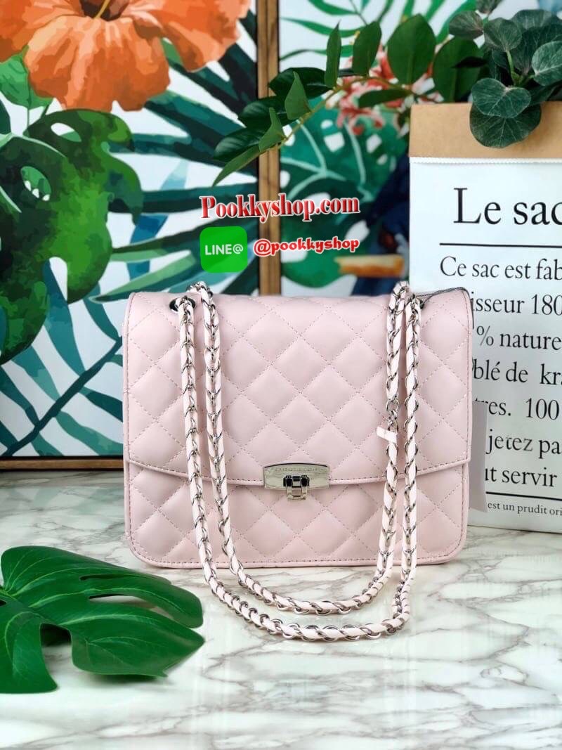 Charles & Keith Quilted Push Lock Bag กระเป๋าสะพายข้างวางอยู่ทรง ตัวกระเป๋าเป็นหนังผิวสัมผัสนุ่มมือ เดินลายตารางทั่วทั้งใบ ด้านหลังมีช่องพ็อกเก็ตใส่ของได้เล็กน้อย ด้านหน้าเปิดปิดแบบตัวล็อก ด้านในจุจุของได้เยอะ สามารถใส่ iPad mini ได้ สายสะพายจะทำเป็นสายคู