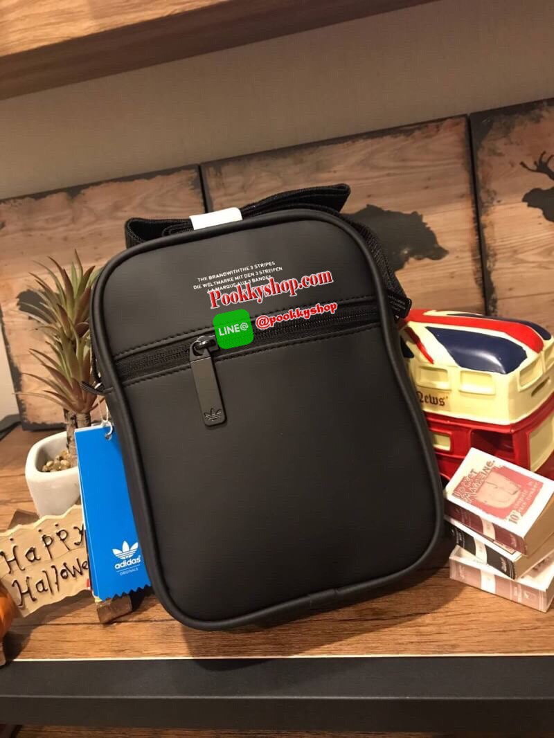 Adidas 3d airliner crossbody bag กระเป๋าสะพายในแนวตั้งเพิ่มลุคช์ให้คุณดูดี เปิดปิดด้วยซิปปั้มโลโก้แบรนด์ ภายในช่องใหญ่มีช่องซิป1ช่องแยกเป็นสัดส่วน สามารถสะพายเป็นสายคู่หรือสายเดี่ยวได้ ด้านหน้าและด้านหลังเพิ่ม1ช่องใส่ของจุกจิก สายซิปrubber กันน้ำซึมผ่านได
