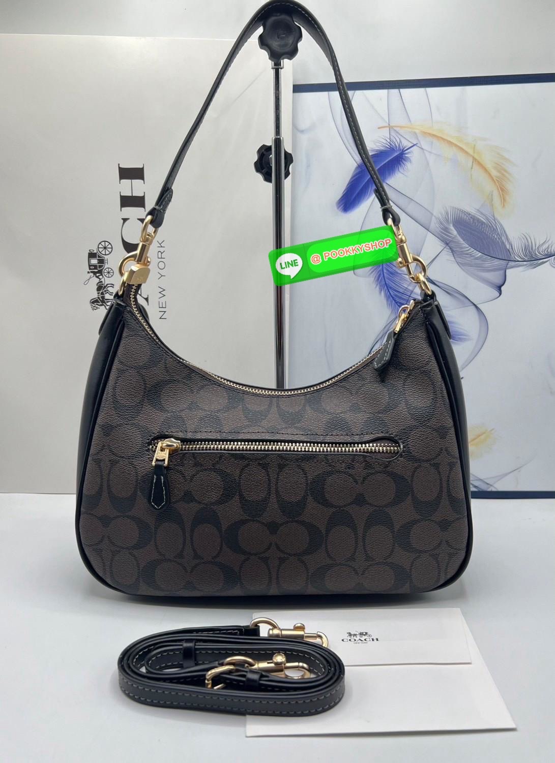 Coach Teri Hobo In Signature Canvas กระเป๋าคล้องไหล่และสะพายข้าง วัสดุแคนวาส+หนังแท้ เปิด-ปิดกระเป๋าแบบซิป ภายในโล่ง มีช่องซิป1ช่อง ช่องใส่ของจุกจิกอีก1ช่อง ด้านหลังมีช่องซิป1ช่อง มีสาย2เส้น สำหรับคล้องไหล่และสะพายข้าง