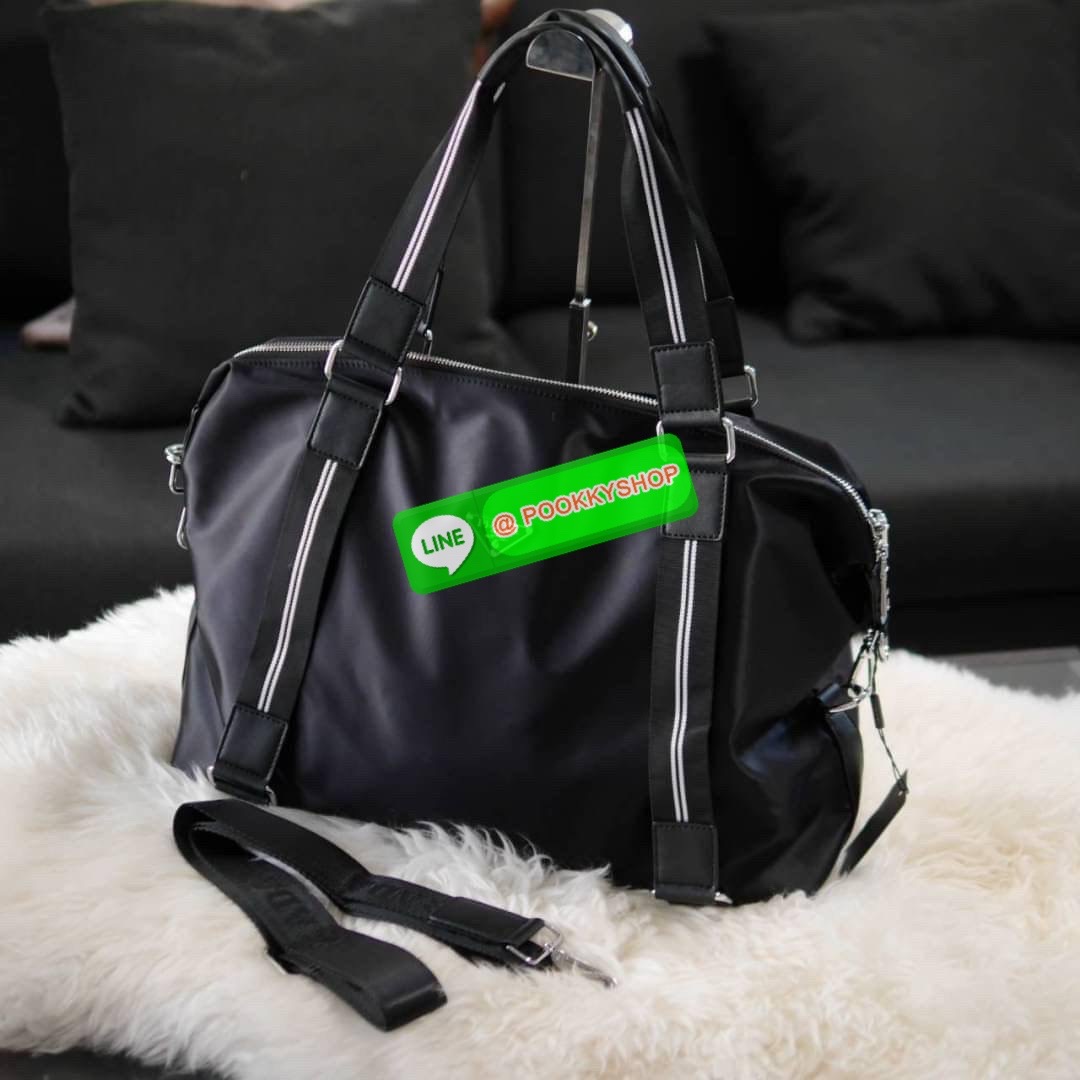 พร้อมส่งที่ไทยอีกครั้งกับ กระเป๋าใบใหญ่ กระเป๋าเดินทางแบบถือ ทรง TRAVEL BAG ใส่ของได้เยอะมาก งานพรีเมียมสมนาคุณแบรนด์ดังอย่าง PRADA ไปต่างประเทศได้สบาย ตัวกระเป๋าทำจากผ้า NYLON เคลือบอย่างดี สามารถกันน้ำได้ อะไหล่เงินทั้งใบ ด้านหน้าประดับโลโก้แบรนด์สุดหรู