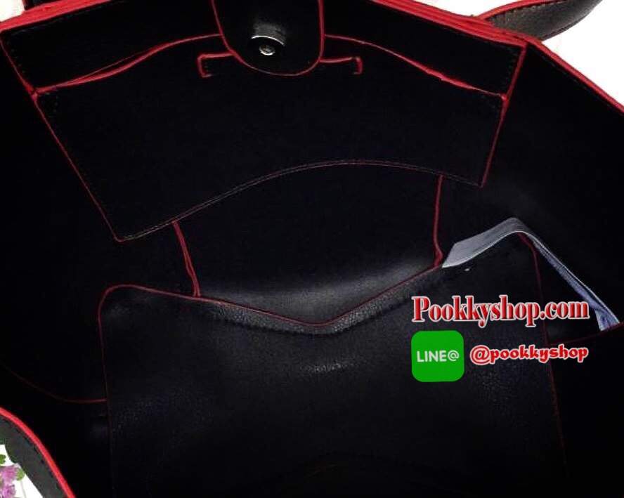 พร้อมส่งใหม่ชนช็อป! ZARA TOTE WITH CONTRASTING HANDLE กระเป๋าถือหรือสะพายรุ่นใหม่ล่าสุดหนังเรียบสวยทำความสะอาดง่าย เปิดปิดด้วยกระดุมแม่เหล็ก ขนาดกำลังดีภายในกว้างจุได้เยอะใส่ipad ได้ น้ำหนักเบา ด้านข้างมีช่องใส่ของ โดดเด่นที่หูจับและสายสะพาย2แบบสามารถถอดเ