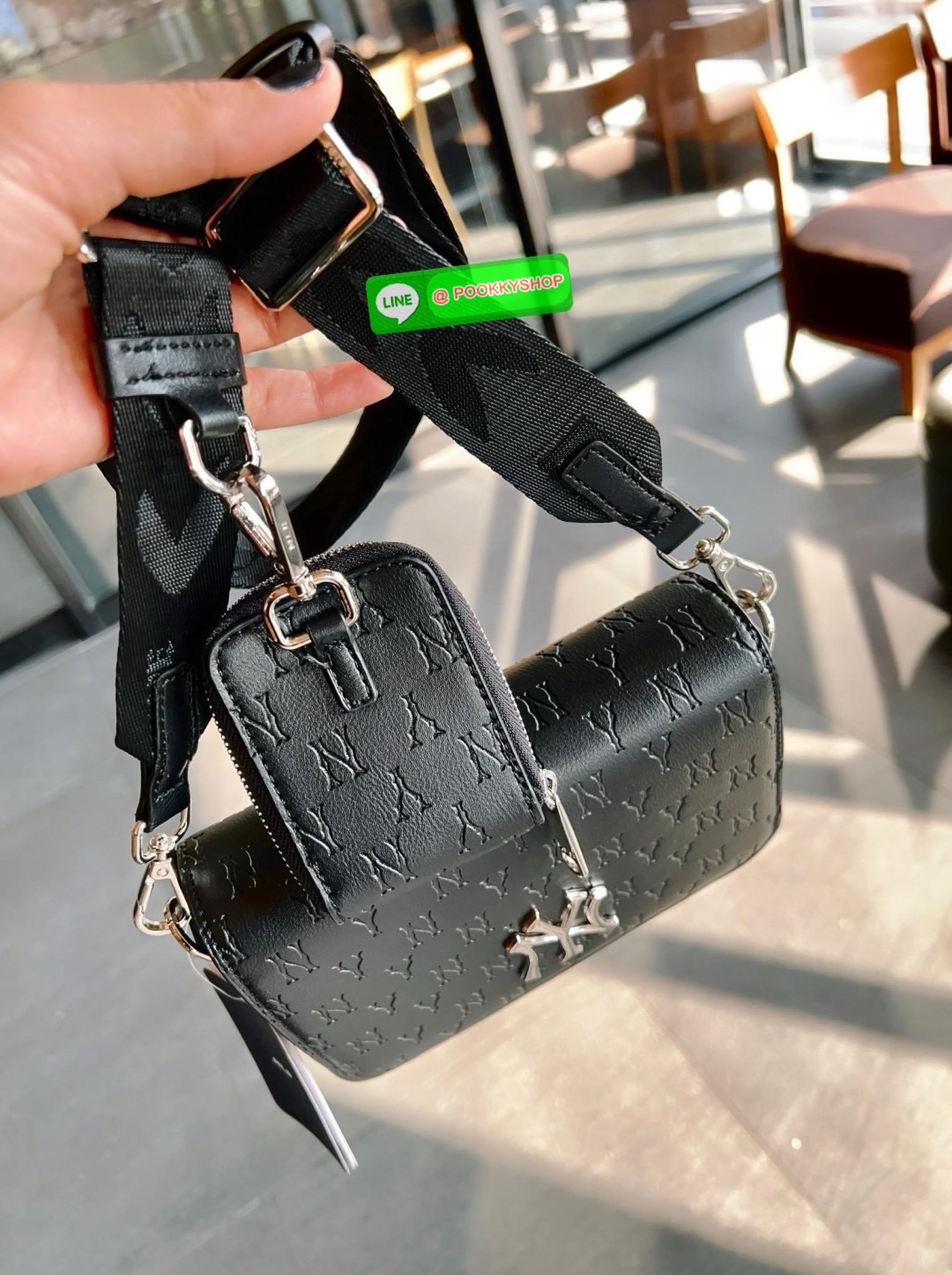 NEW IN! ใบจริงน้องสวยมากๆ คุ้มแก่การมีติดตัว! MLB MONOGRAM EMBO CROSS BAG 💌พร้อมส่ง! ใครมีแล้วหรือจะมีเพิ่มหรือซื้อเป็นของขวัญให้เพื่อนๆรุ่นนี้ไม่ทำให้ผิดหวังค่ะ หนังแท้อย่างดี ปั้มลายแบรนด์ทั้งใบ