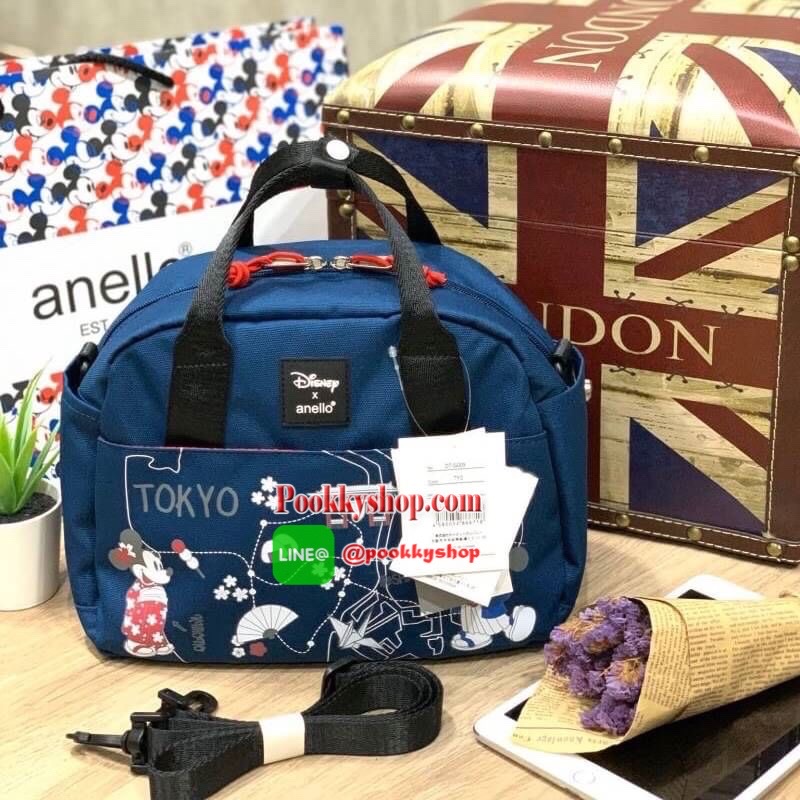 ANELLO กระเป๋าสะพายข้าง SHOULDER MINI DISNEY X ANELLO รุ่นDT-G009 กระเป๋าสะพายข้างรุ่นใหม่จากDisney x anello ซีรีย์ Let's travel with Mickey ซีซั่น 2 คอลเลคชั่นใหม่ที่มีการนำทั้ง 5 ประเทศ เอาสถานที่มาวางบนตัวกระเป๋าและมีตัวการ์ตูนสุดคลาสสิคอย่าง Mick