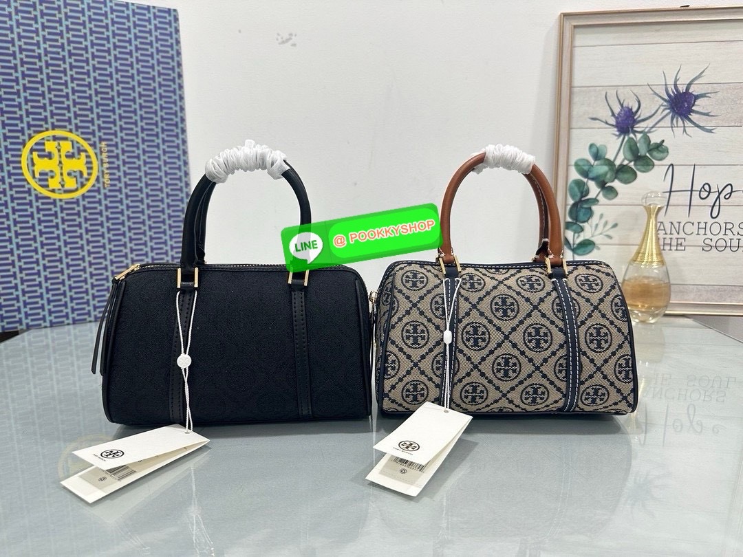 💙ToryBurchMiniBostonBag 🖤💫 • รุ่น: Mini Boston Bag จากแบรนด์ Tory Burch — ลักษณะทรง Boston น้ำหนักเบา มีหูจับด้านบน + สายสะพายแบบปรับได้ในบางรุ่น ใช้หนังหรือผสมวัสดุต่างๆ ตามรุ่นย่อย.