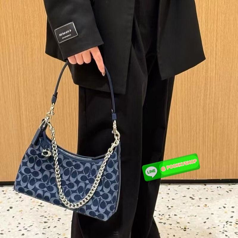 COACH Juliet Small Shoulder Bag 25 in Signature Denim ไอเท็มฮิต! กระเป๋าสะพายทรงฮิต รุ่นใหม่ ดีไซน์สวยคลาสสิก ลาย Signature Denim Blue คาดสายโซ่เงินสุดเก๋ ใส่ของจุกจิกได้พอดี เหมาะทั้งวันสบาย ๆ และออกงาน! วัสดุ: ผ้าแคนวาสลาย Signature Denim / หนังแท้ / อะ