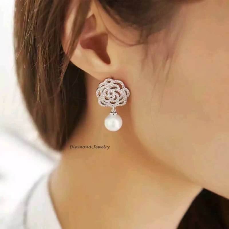 Premium Quality !!!! ต่างหูดอกคามิเลียประดับมุกงานเพชร CZ แท้ งานเพชรละเอียดดดมากกกกกก ของจริงสวยมากๆๆๆนะคะ แม่ค้า confirm ค่ะ ดีไซส์หวานๆเก๋ๆ ใส่ออกมาน่ารักม๊วกๆๆๆจ้าา เพชรสวยวิ้งทุกเม็ดไร้ที่ติด มุกสวยไร้รอย ตัวเรือนสีเงินชุบ 18KGP ไม่ลอกไม่ดำ Made in K