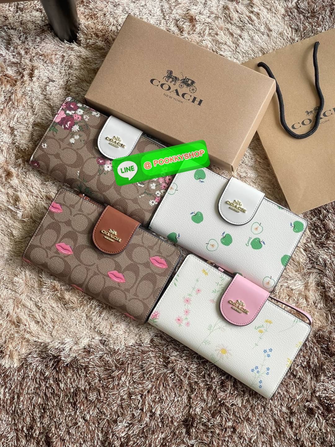 COACH TECH WALLET IN SIGNATURE CANVAS อีกหนึ่ง collection ของกระเป๋าสตางค์ที่ดีไซน์ทันสมัยให้ใช้งานได้แบบครบครัน เป็นกระเป๋าสตางค์ ที่มีช่องสำหรับใส่โทรศัพท์มือถือ ธนบัตร เหรียญ และบัตรต่าง ๆ ใช้งานแบบ2ด้าน เพิ่มความสะดวกสบายด้วยสายคล้องมือ ช่วยให้พกไปไหน