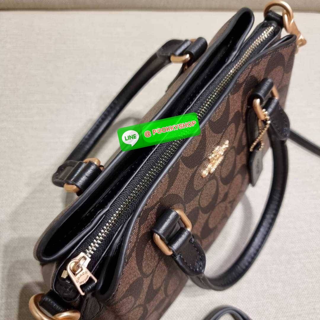 COACH F29434 MINI SAGE CARRYALL IN SIGNATURE CANVAS รุ่นยอดฮิต!! ที่สุดของกระเป๋าสะพายขายดี ต้องทรงถังมินิรุ่นนี้ วัสดุหนังแคนวาสเคลือบลาย สวย คลาสสิค มาพร้อมสายสะพายข้างและหูหิ้วในตัว ถอดออกถือคล้องแขนเก๋ๆ หรูๆยังได้ ภายในเป็นช่องโล่ง แบ่งสัดส่วนอย่างดี