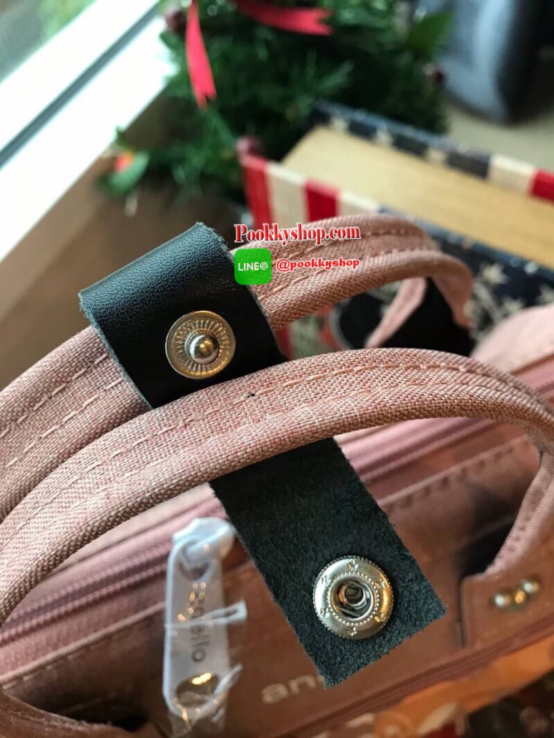 ANELLO MICKEY LIMITED EDITION REGULAR SHOULDER BAG DT-G002 รุ่นลิมิตเตทจาก Mickey90’s มาในรูปแบบ2way สไตล์Boston วาดลวดลายและสีสันแล้วสกรีนลายลงบนเนื้อผ้า สีสันตัวการ์ตูนแมทช์เข้ากับกระเป๋า ยังมีซับในพิมพ์ลายมิ้กกี้พิเศษสำหรับคอลเลคชันนี้เท่านั้นคร้า!!