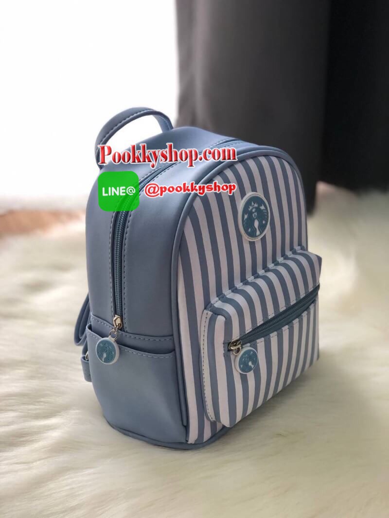 STARBUCKS BACKPACK กระเป๋าเป้สุดน่ารัก ขนาดกำลังพอเหมาะสำหรับใส่ของระหว่างวัน และช่องจัดเก็บอีกหลากหลายรูปแบบ ดีไซน์สวยนับเป็นอีกหนึ่งกระเป๋าเป้ที่พร้อมให้คุณได้สะพายออกไปข้างนอกได้ทุกวันอย่างมั่นใจ เพราะแมทช์เข้ากับทุกลุค รุ่นนี้แนะนำเลยค่า