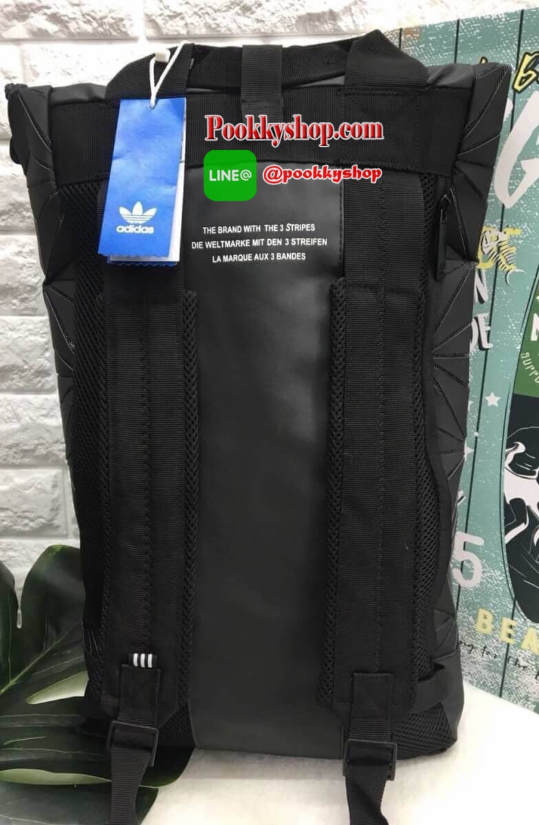 New!!! Adidas Peppa Roll Top 3 D กระเป๋าสะพายหลังเนื้อ mate อย่างดี ด้านหน้าพิมโลโก้แบรนด์ พร้อมรูปหมู peppa limited สวย น่าใช้มากๆค่ะ เปิดกระเป๋าแบบกระดุม มีตีนตุ้กแกตรงปากกระเป๋าด้วยนะค่ะ ภายในโล่ง กว้าง ลึก ใส่ของจุทีเดียวค่ะ มีช่องซิปและช่องโล่งให้ใส่