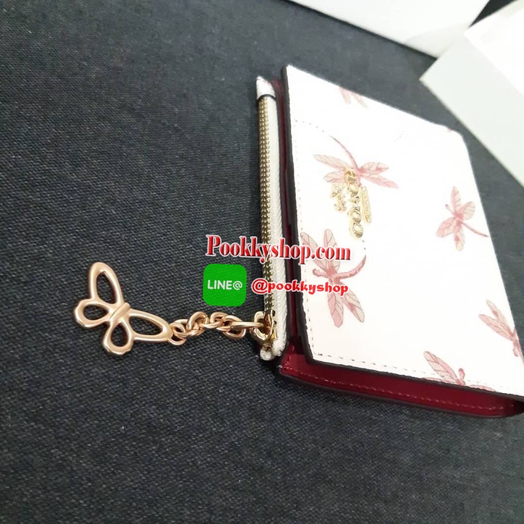 COACH 91058 SNAP CARD CASE WITH CRAYON HEARTS PRINT กระเป๋าสตางค์เก็บบัตร ลายปริ้นท์หัวใจเพ้นท์ ♥️ น่ารักน่าใช้ วัสดุหนังแคนวาสเคลือบ เปิด-ปิดด้วยกระดุม ภายในมีช่องใส่บัตร และใส่ธนบัตรได้ พร้อมช่องซิปแยกใส่เหรียญได้อีก พกพาง่าย สะดวก ไม่กินพื้นที่ก