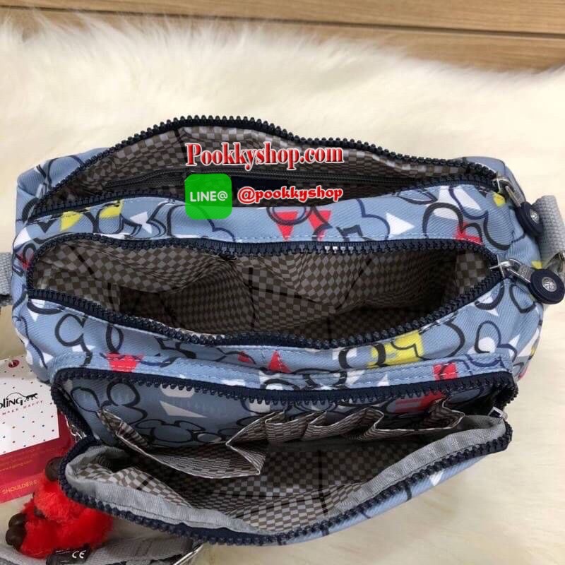 Kipling Disney's Mickey Mouse กระเป๋าสะพายทรงสวย รุ่นยอดนิยมเลยค่ะ สายสะพายปรับระดับสั้น-ยาว เป็นกระเป๋าสะพายเฉียงลำตัวได้ค่ะ ช่องซิปเยอะค่ะ ใส่ของได้เป็นสัดส่วน จุสัมภาระได้ดีเลยค่ะ ทรงสวย สะพายน่ารักมาก ห้ามพลาดเลยค่ารุ่นนี้