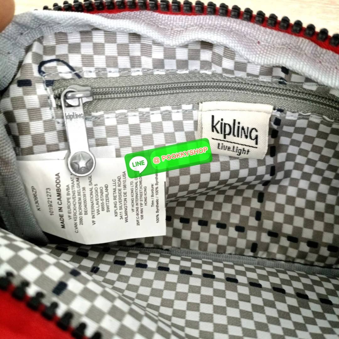 KIPLING Monkey program Seoul up clutch & sling bag รุ่น 2 ซิป (ขนาด 7 นิ้ว) กระเป๋าคล้องมือ หรือ สะพายข้าง ขนาดเล็ก วัสดุ Nylon & Polyester 100% ใช้งานได้ 2 รูปแบบ มีสายสลับเปลี่ยนได้ทั้งแบบคล้องมือ และ สะพายข้าง ตามโอกาสการใช้งาน