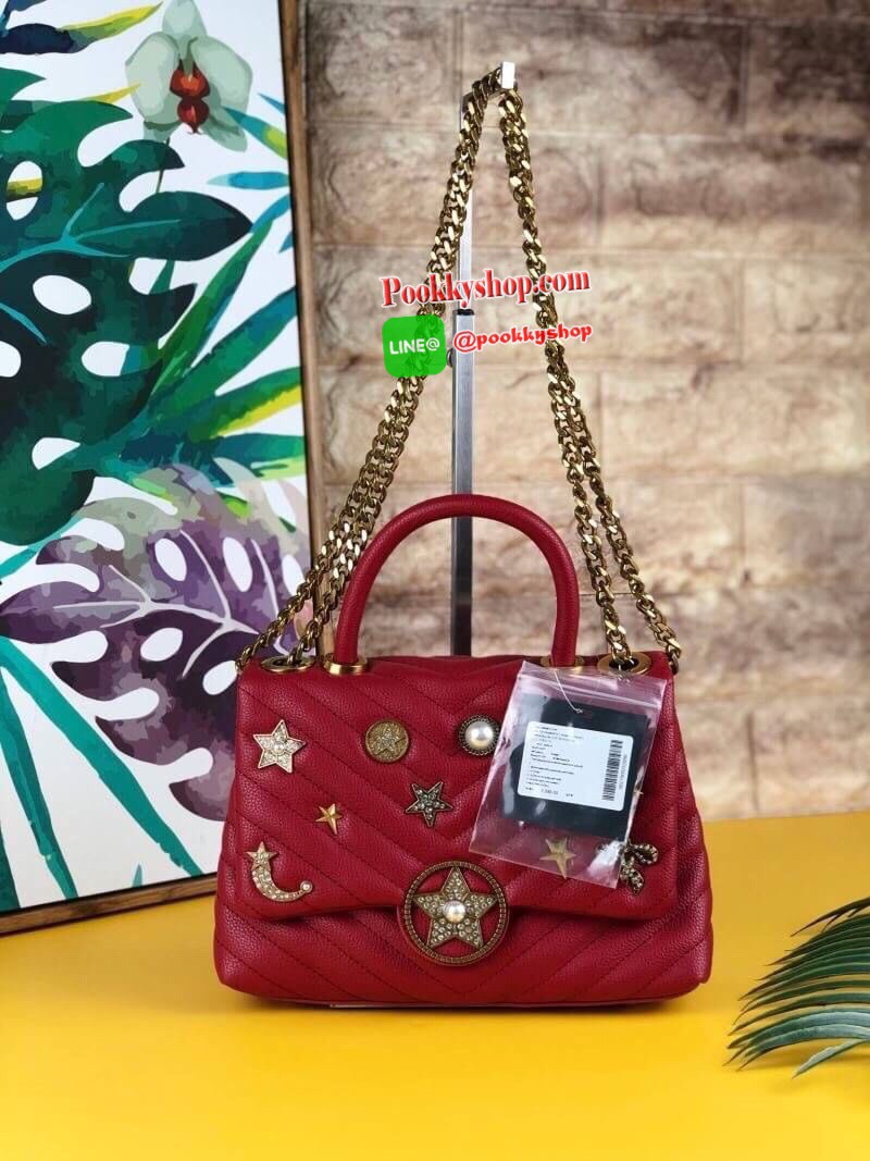 LYN ABSOLUTE DREAM กระเป๋าถือ/สะพายสายโซ่สีคลาสสิค วางอยู่ทรง มีหมุดรองฐาน 4 มุม ตัวกระเป๋าเดินด้ายลายเชฟรอนพร้อมประดับลายน่ารัก เปิดปิดด้วยกระดุมแม่เหล็ก ด้านในแบ่งเป็น 2 ช่องใหญ่ จุของพอสมควรค่ะ ใส่ iPhone plus/กระเป๋าเงินใบกลางได้เหลือๆ เลยค่ะ สายสะพาย