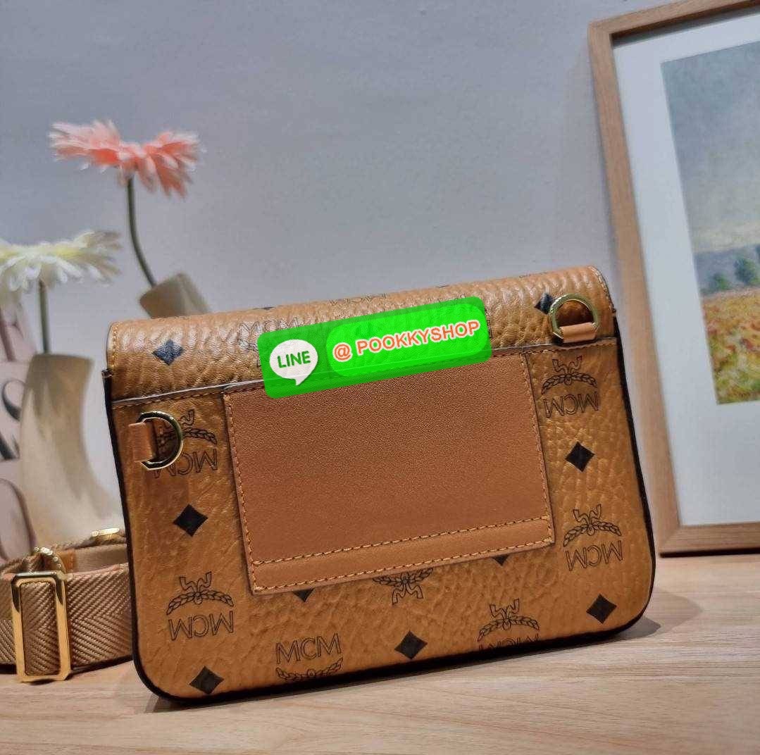 MCM SMALL MILLIE CROSSBODY IN VISETOAS กลับมาแน่นๆกับไอเท็มสุดฮิต!! ดาราเซเลปใช้กันเพียบ กระเป๋าสะพายข้าง ดีไซน์กึ่งสปอร์ต แต่แฝงความหรูในตัว ใช้งานง่ายด้วยขนาดที่พอเหมาะ และสายสะพายสปอร์ตที่สะพายคาดได้สะดวก จะสะพายข้าง สะพายแบบคาดอก ก็ดูดีไปหมด เปิด-ปิดด