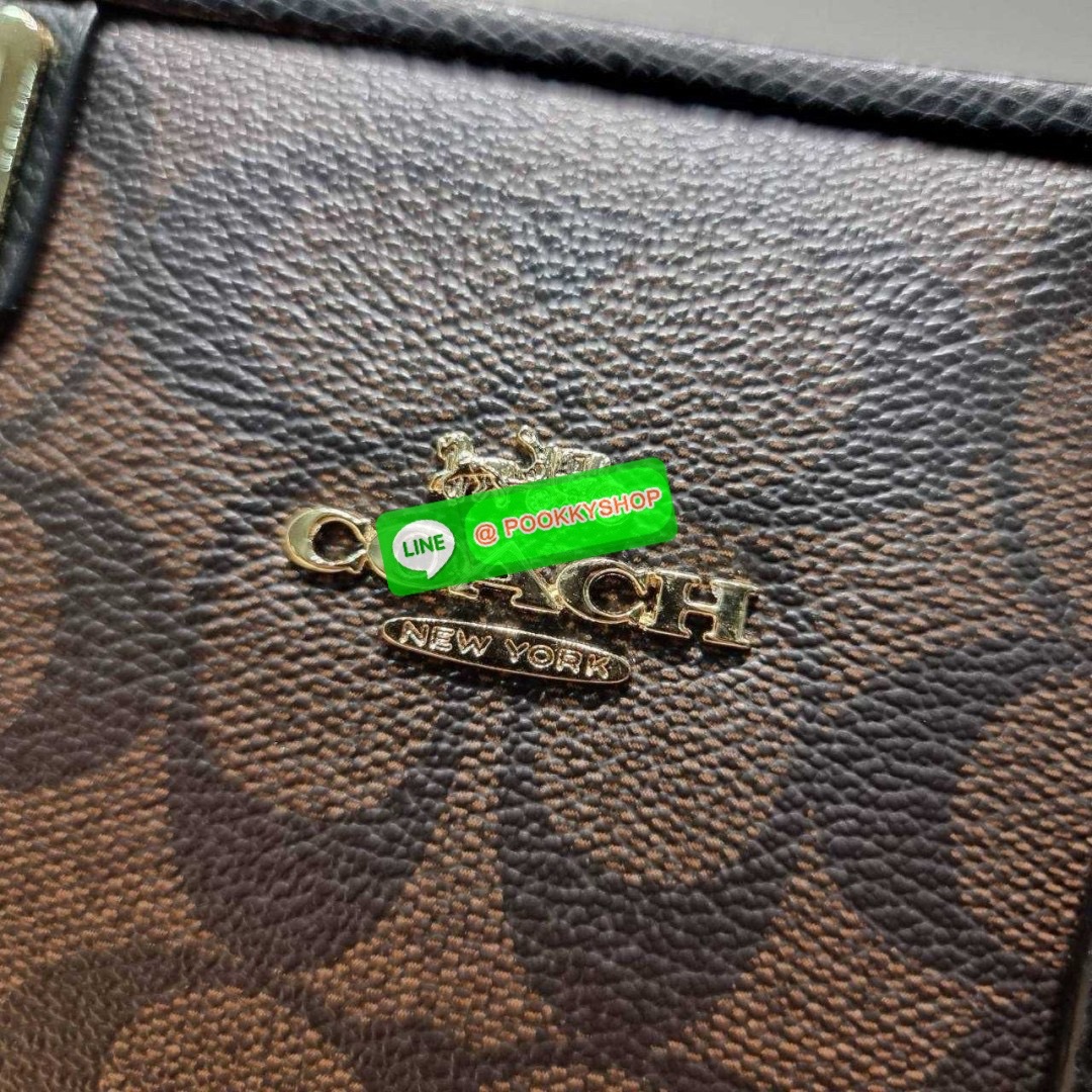 กระเป๋าถือ/สะพายรุ่นยอดนิยม ดีไซน์คงความคลาสสิค แฝงความหรูด้วยอะไหล่สีทอง หูจับในตัวสะดวกใช้งาน ปากกระเป๋ามีซิปปิดกันหล่นแน่นหนา ใต้กระเป๋ายังมีหมุดรองถนอมกระเป๋าอีกด้วย มีสายสะพายข้างให้ ถอดออกได้ ปรับได้ตามต้องการ ภายในโล่งกว้าง มีทั้งช่องซิปและช่องย่อย