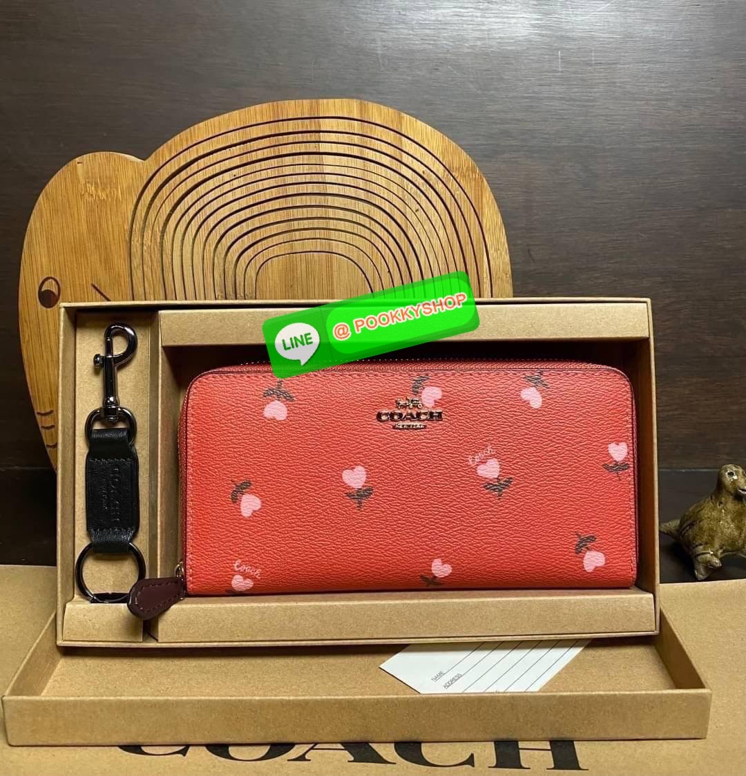 COACH ACCORDION ZIP WALLET IN SIGNATURE CANVAS กระเป๋าสตางค์ใบยาว ซิปรอบ ใช้งานง่าย ด้วยฟังค์ชั้น ด้านใน ใส่บัตรได้จุใจ มีช่องซิปใส่เหรียญตรงกลาง โดนใจหลายๆคนไปเรียบร้อยและคลาสสิค เรียบหรูดูแพงตลอดกาล ยกให้รุ่นนี้เลย