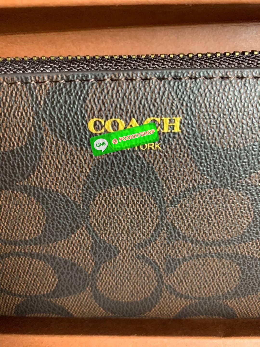 COACH ACCORDION ZIP WALLET IN SIGNATURE CANVAS กระเป๋าสตางค์ใบยาว ซิปรอบ ใช้งานง่าย ด้วยฟังค์ชั้น ด้านใน ใส่บัตรได้จุใจ มีช่องซิปใส่เหรียญตรงกลาง โดนใจหลายๆคนไปเรียบร้อยและคลาสสิค เรียบหรูดูแพงตลอดกาล ยกให้รุ่นนี้เลย