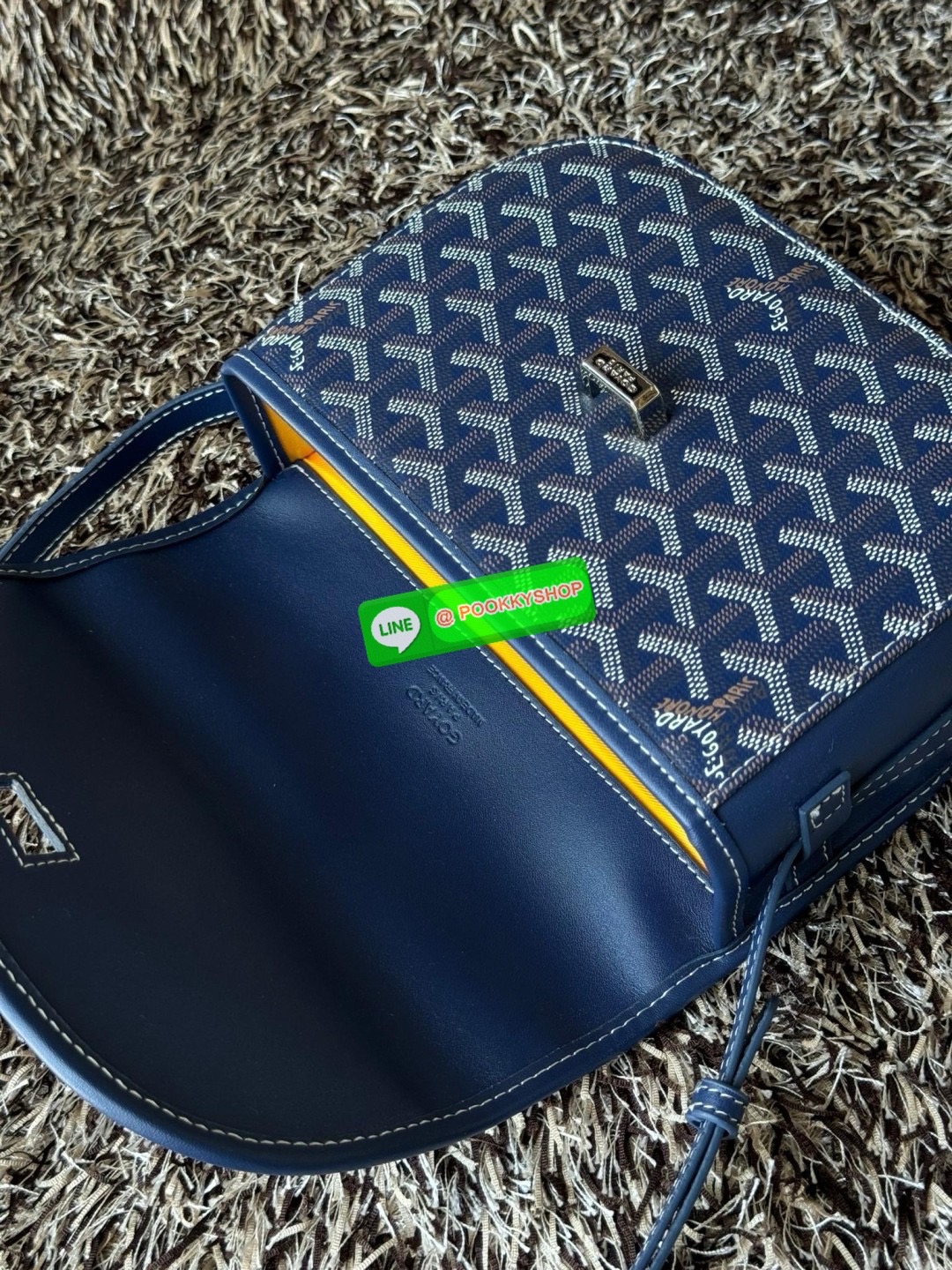 Goyard belvedere pm แบรนด์ดังจากฝรั่งเศส เรัยบหรูแต่ดูสง่า สะดุดตาด้วยลายเฉพาะตัว วัสดุที่นำมาตัดเย็บกระเป๋าเป็นวัสดุผ้าใบ Canvas ที่มีชื่อเรียกว่า “Goyardine” ซึ่งเป็นผ้าใบที่เป็นการผสมผสานระหว่างผ้าฝ้าย (Cotton), ผ้าลินิน (Linen) และ ผ้าป่าน (Hemp) ทำกา