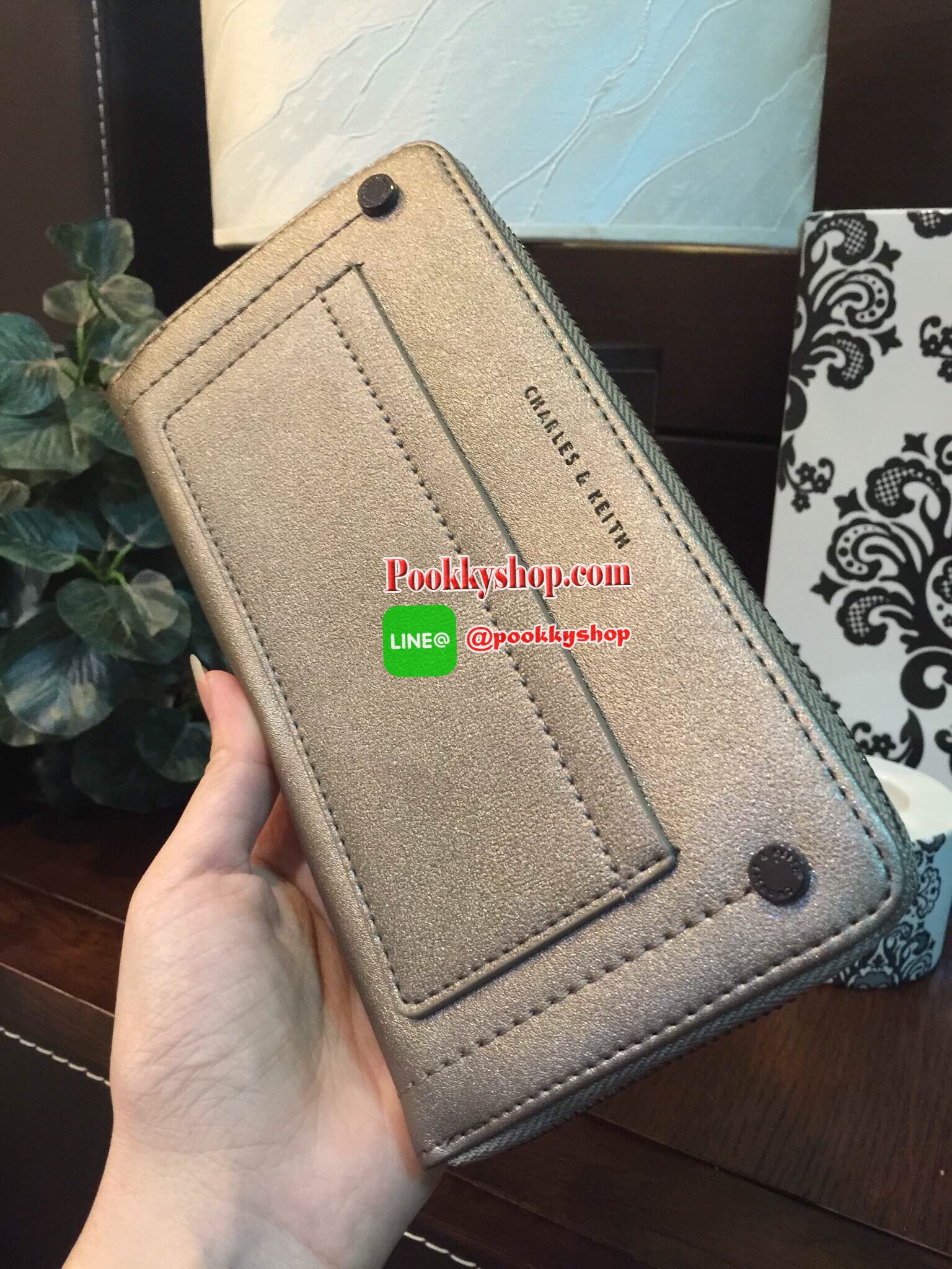 NEW! CHARLES & KEITH STUDDED FRONT POCKET WALLET กระเป๋าสตางค์ใบยาวซิปรอบรุ่นใหม่ล่าสุดแบบชนช็อปวัสดุหนังเรียบอยู่ทรงสวย เปิดปิดด้วยซิปรอบด้านหน้าแต่งหมุด พร้อมปั้มโลโก้ด้านหน้าดูสวยหรูมีสไตล์ ภายในมีช่องซิปและช่องใส่บัตรหลายช่องใส่ iphone7+ ธนบัตร บัตรได