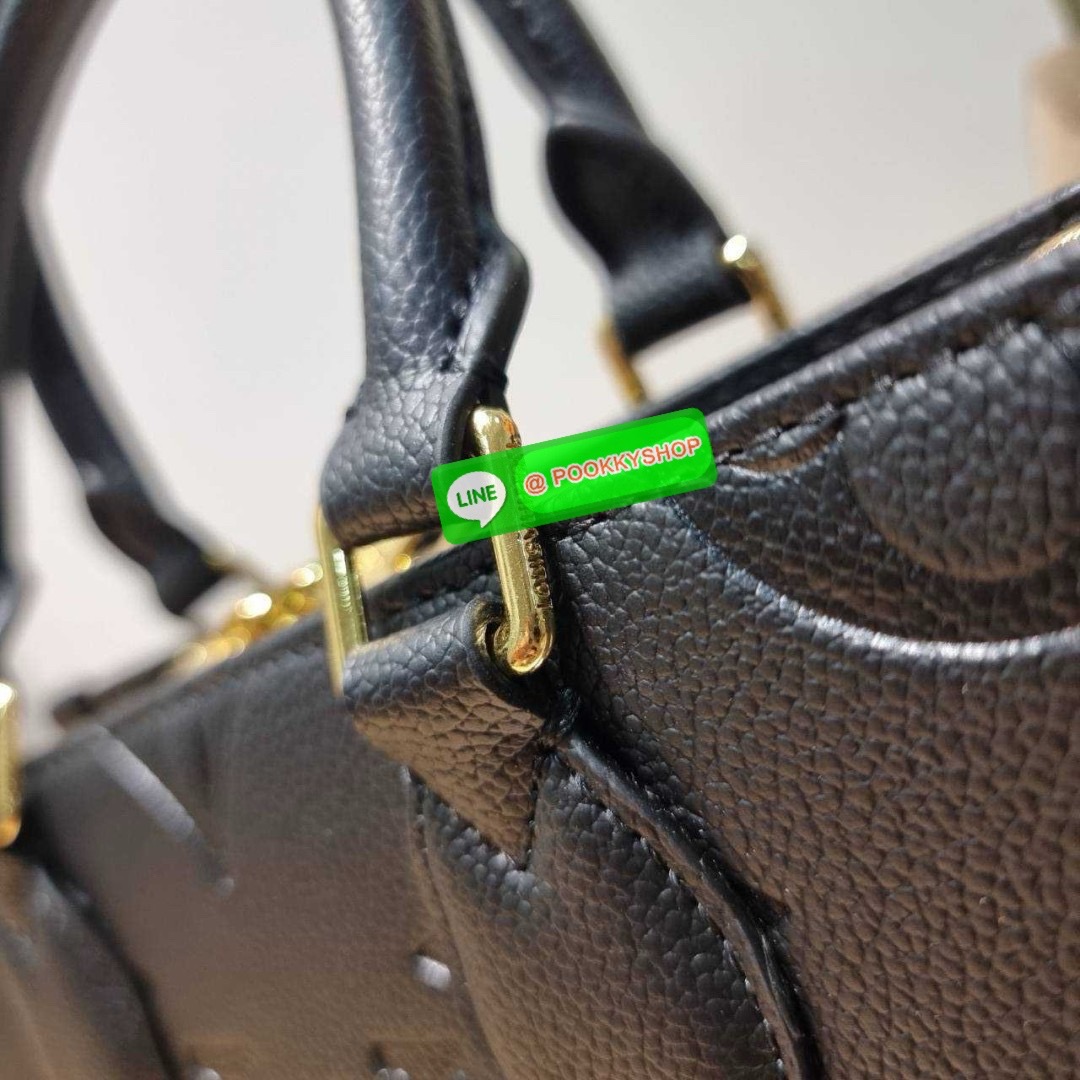 🔆 Model LV on the go east west 🔆 Details ใหม่ล่าสุด ดีไซน์กะทัดรัด กับกระเป๋าทรงโท้ทที่ใครเห็นต้องเป็นคลั่งรัก ยอดฮิต คลาสสิค ผู้ดี หรูหราได้ทุกลุค ทุกสไตล์ มาพร้อมหูจับในตัว คล้องแขน คล้องไหล่ก็ดูแพง หรือจะเกี่ยวสายครอสสะพายข้างก็อัพลุคได