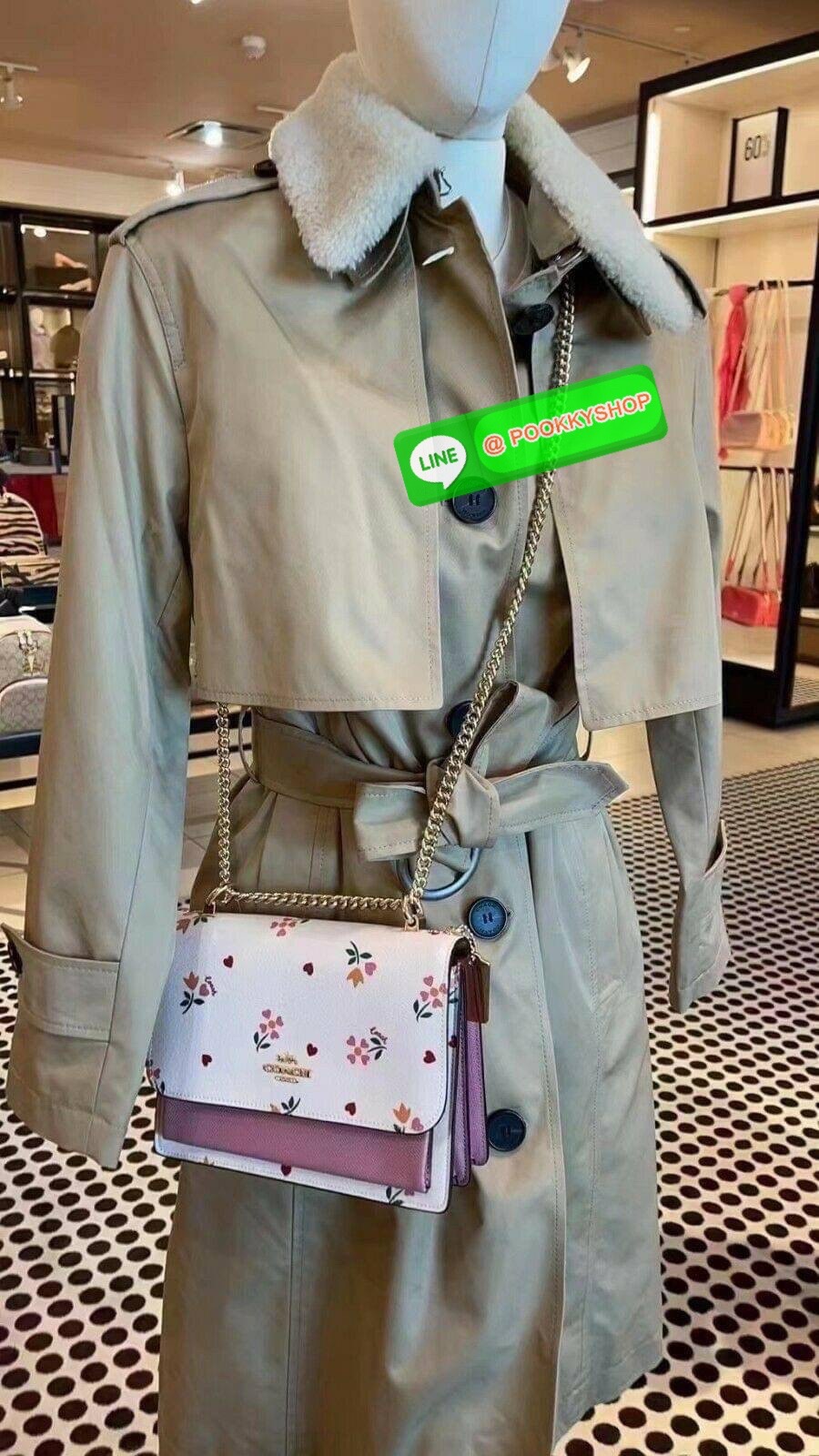 COACH C7596 KLARE CROSSBODY WITH HEART PETAL PRINT หนึ่งคอลเลคชั่นที่ฮิตไม่หยุดยั้ง!! ขายดิบขายดีทุกดีไซน์ รอบนี้มาตอบโจทย์สายหวาน ใหม่ล่าสุด น้องน่ารักม้ากกกก!! กับกระเป๋าสะพายข้าง โทนสีละมุนลูกคุณ!! คือดี!! เพิ่มลูกเล่นช่อดอกไม้หัวใจ ให้มีสีสัน สายสะพาย