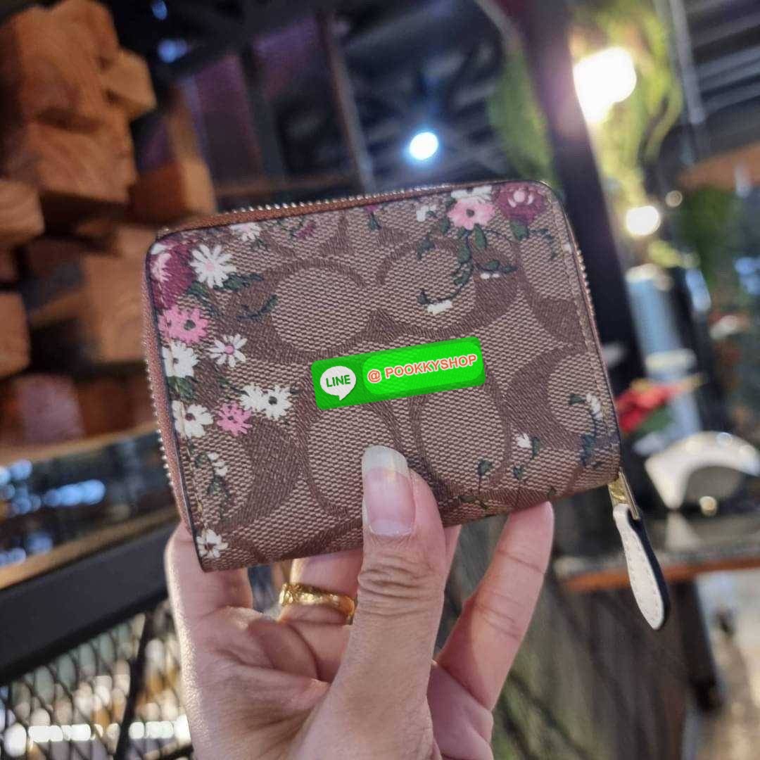 COACH 7331 SMALL TRIFOLD WALLET IN SIGNATURE CANVAS สวยคลาสสิค พกพาง่าย ใบเล็กน่ารักน่าใช้ ต้องยกให้ใบนี้จ้า ตอบโจทย์คนชอบพกน้อยที่สุด!! กระเป๋าสตางค์ใบสั้นหนังแคนวาสเคลือบคุณภาพดี ภายในเป็นหนังแท้ ใส่บัตร ใส่ธนบัตรได้ทุกชนิด มีช่องซิปแยก ใบเดียวใบนี้คือเ