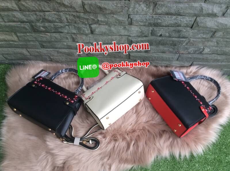 จัดส่งฟรี EMS ทั่วไทยค่ะ พร้อมส่ง LYN New Collection 2018 รุ่น FLORENCE M กระเป๋าถือ / สะพาย Size M วัสดุหนังเรียบ ตัวกระเป๋าปักลายสวยงาม ประดับด้วยตัวผีเสื้อ อะไหล่ทอง ด้านหน้าปั้มโลโก้แบรนด์ มีหมุดรองฐาน 4 มุม ปิดเปิดด้วยกระดุมแม่เหล็ก ภายในมีช่องใส่มือ