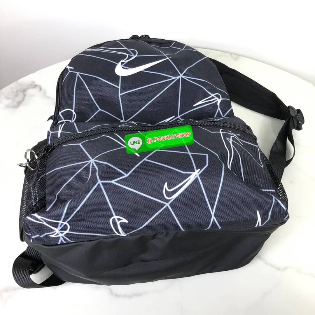 กระเป๋าเป้ NIKE ด้านหน้ามีช่องซิป 1 ช่อง ด้านบนเป็นซิปคู่ ด้านในโล่ง ด้านข้างมีช่องใส่ขวดน้ำได้ทั้ง 2 ข้างค่ะ หูหิ้วด้านบนสูง 4 cm สายสะพาย สามารถปรับได้ Free Size