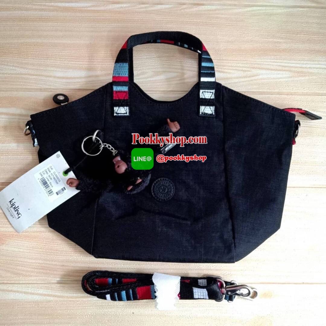 KILING NORI Handbag & Shoulder bag กระเป๋าถือหรือสะพายขนาดกลาง ทำจากวัสดุ ผ้า Nylonเคลือบ+Polyester น้ำหนักเบา จุดเด่นที่ช่องหลักมีขนาดใหญ่ พร้อมช่องซิปแยกย่อย สามารถใส่สัมภาระได้เยอะ มาพร้อมสายสะพายยาว สามารถปรับระดับได้ตามความต้องการ มีพวงกุญแจลิงห้อยตา