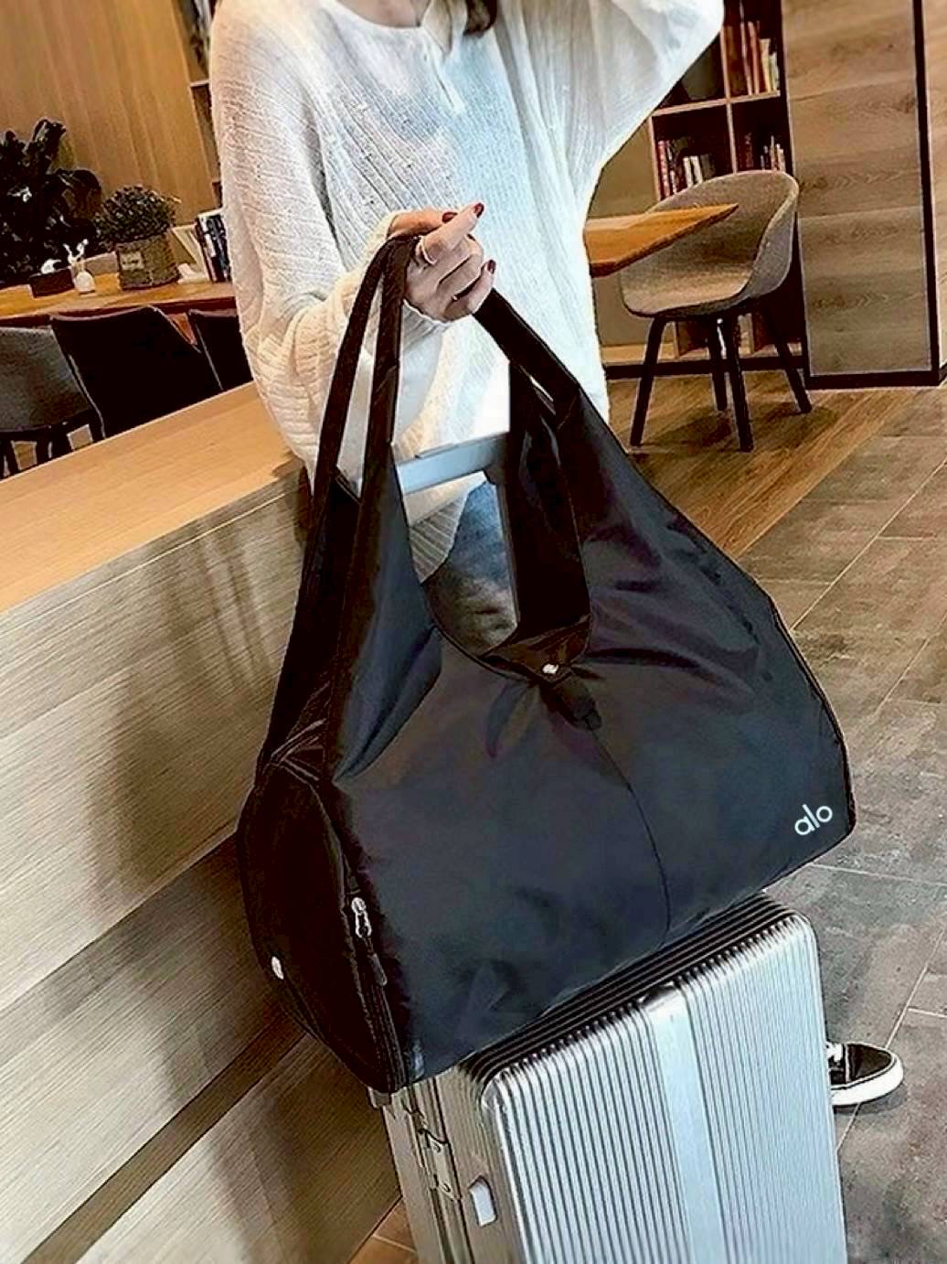 Alo Sport Bag กระเป๋าเดินทาง น้ำหนักเบา สายออกกำลังกายหรือเดินทางแนะนำเลยค่าา มีช่องใส่ของของ ใส่รองเท้าได้ เกร๋สุดๆ